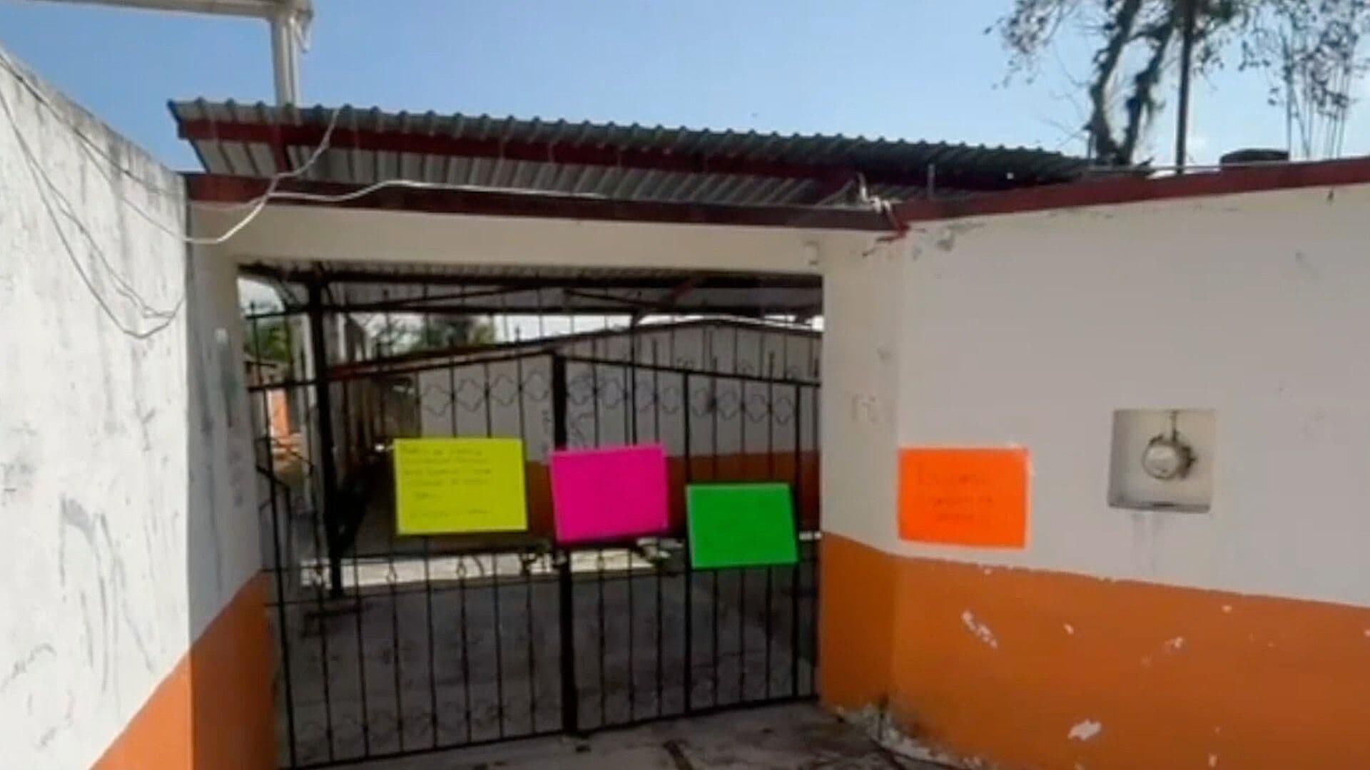 Se Manifiestan y Toman Instalaciones de Telesecundaria en Chocamán; Exigen un Conserje