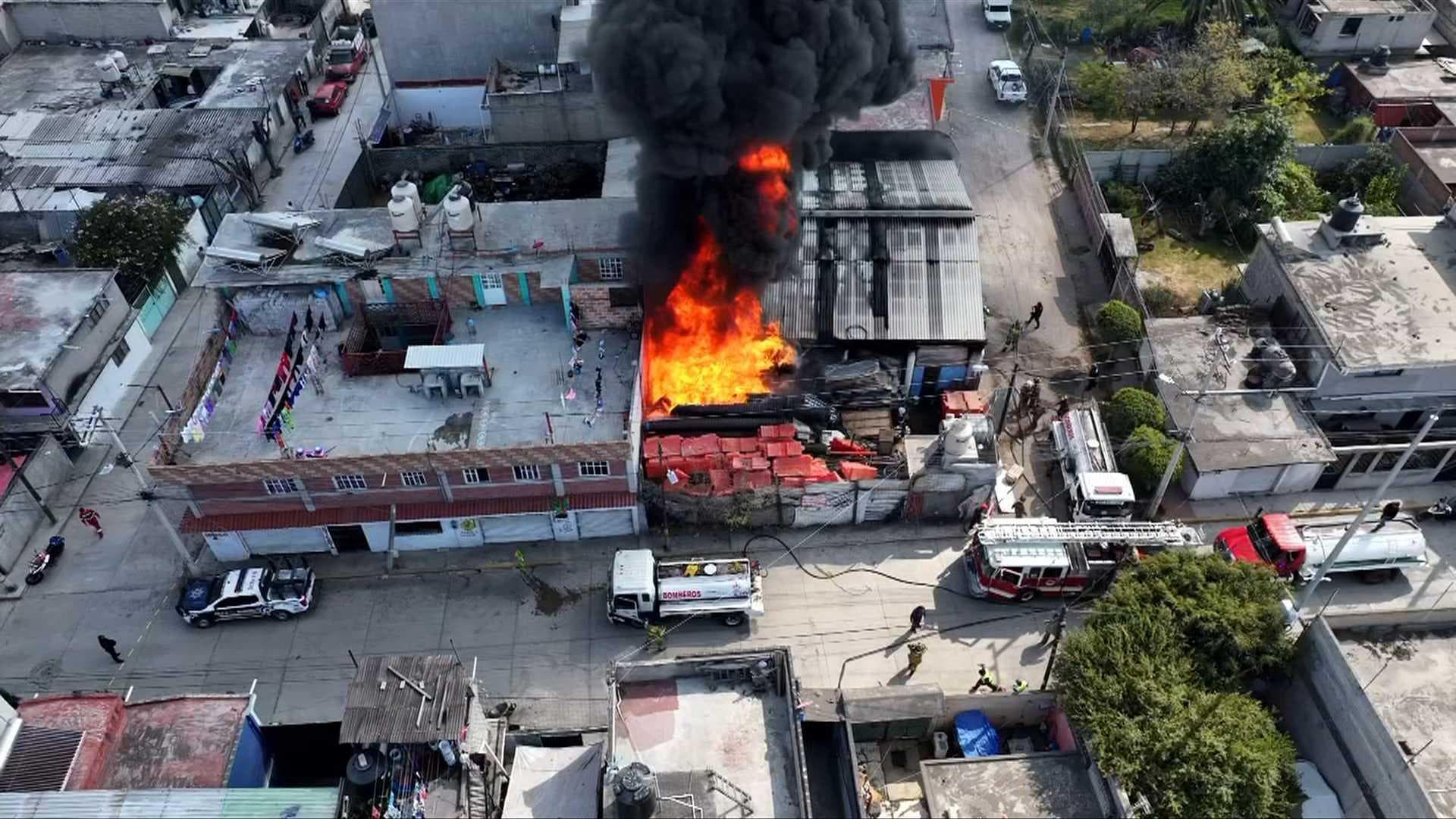 Se Incendia Bodega en Ejidos de San Cristóbal en Ecatepec, Edomex