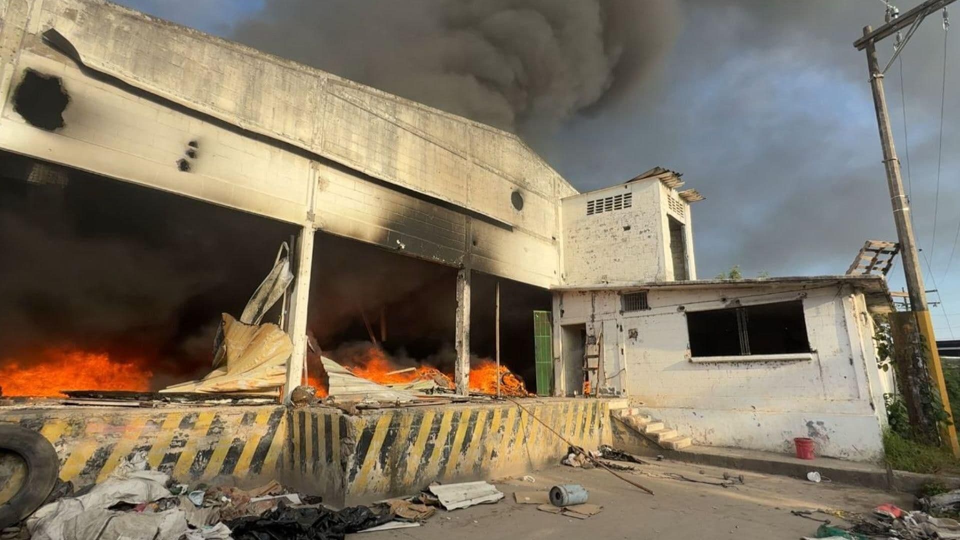 Incendio Consume Bodega Recicladora Abandonada en la Colonia Campestre de Veracruz