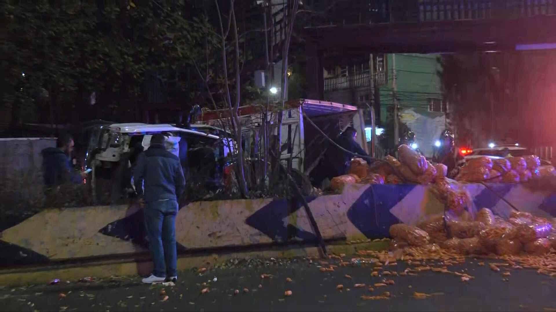 Accidente en Observatorio Hoy: Vuelca Camioneta con Zanahorias en la Miguel Hidalgo, CDMX