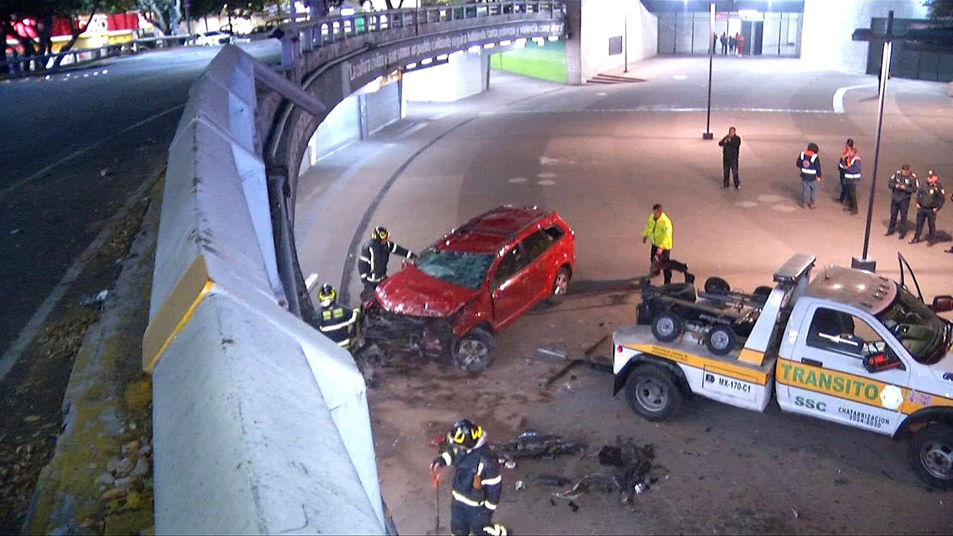 Buscan a Conductor de Camioneta que Chocó y Cayó de Glorieta de Insurgentes, CDMX