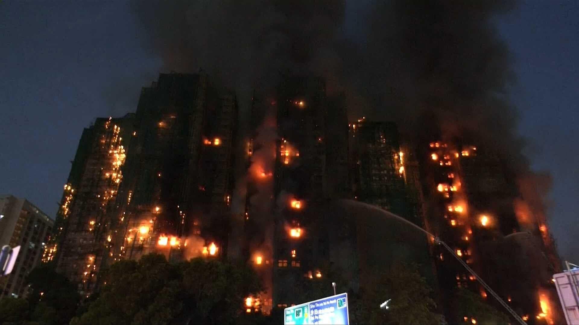 Incendio en Edificio de Hong Kong Deja Saldo de 36 Muertos