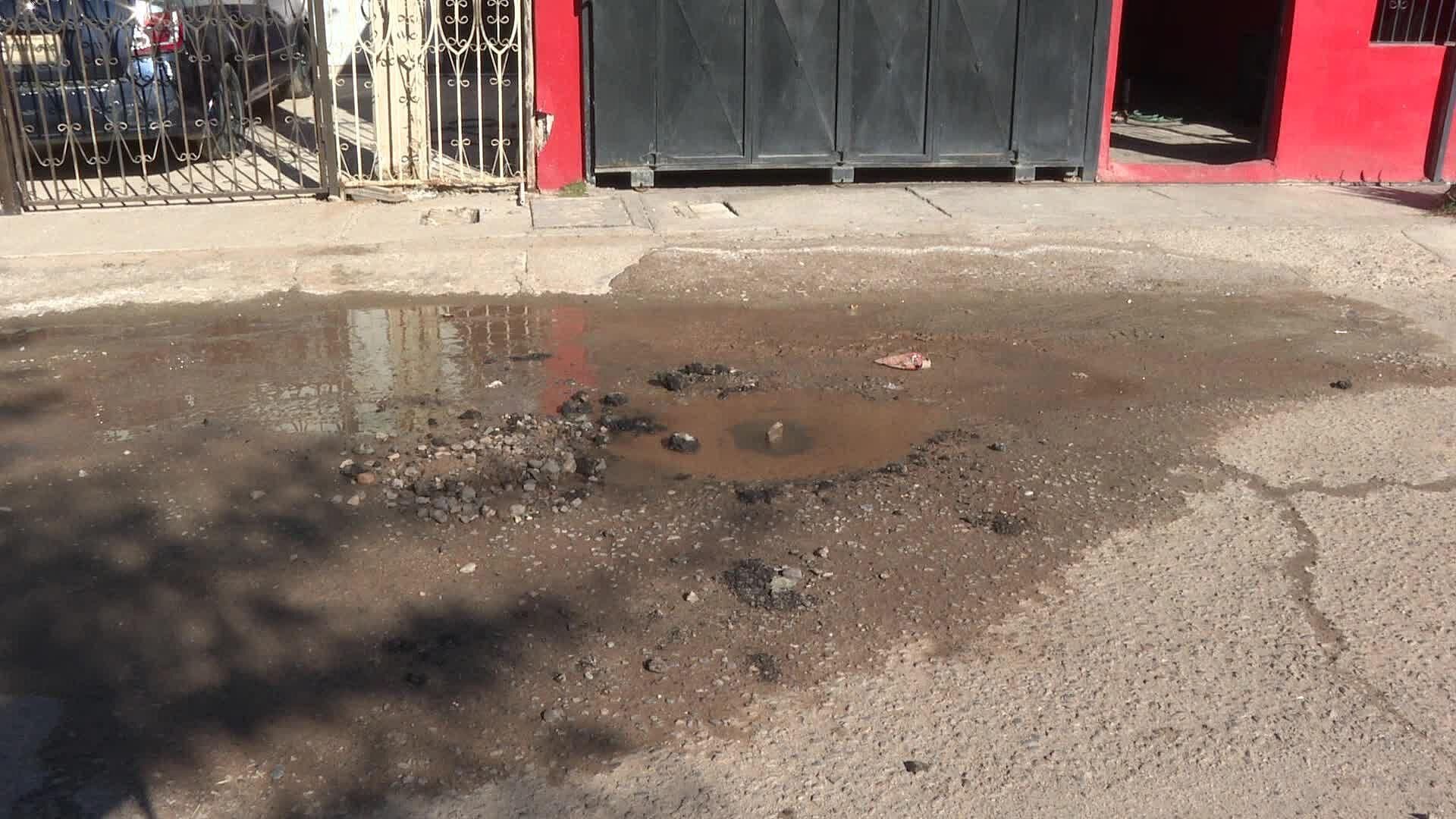 Vecinos Colonia Floresta Denuncian Desperdicio de Agua Potable por Fuga