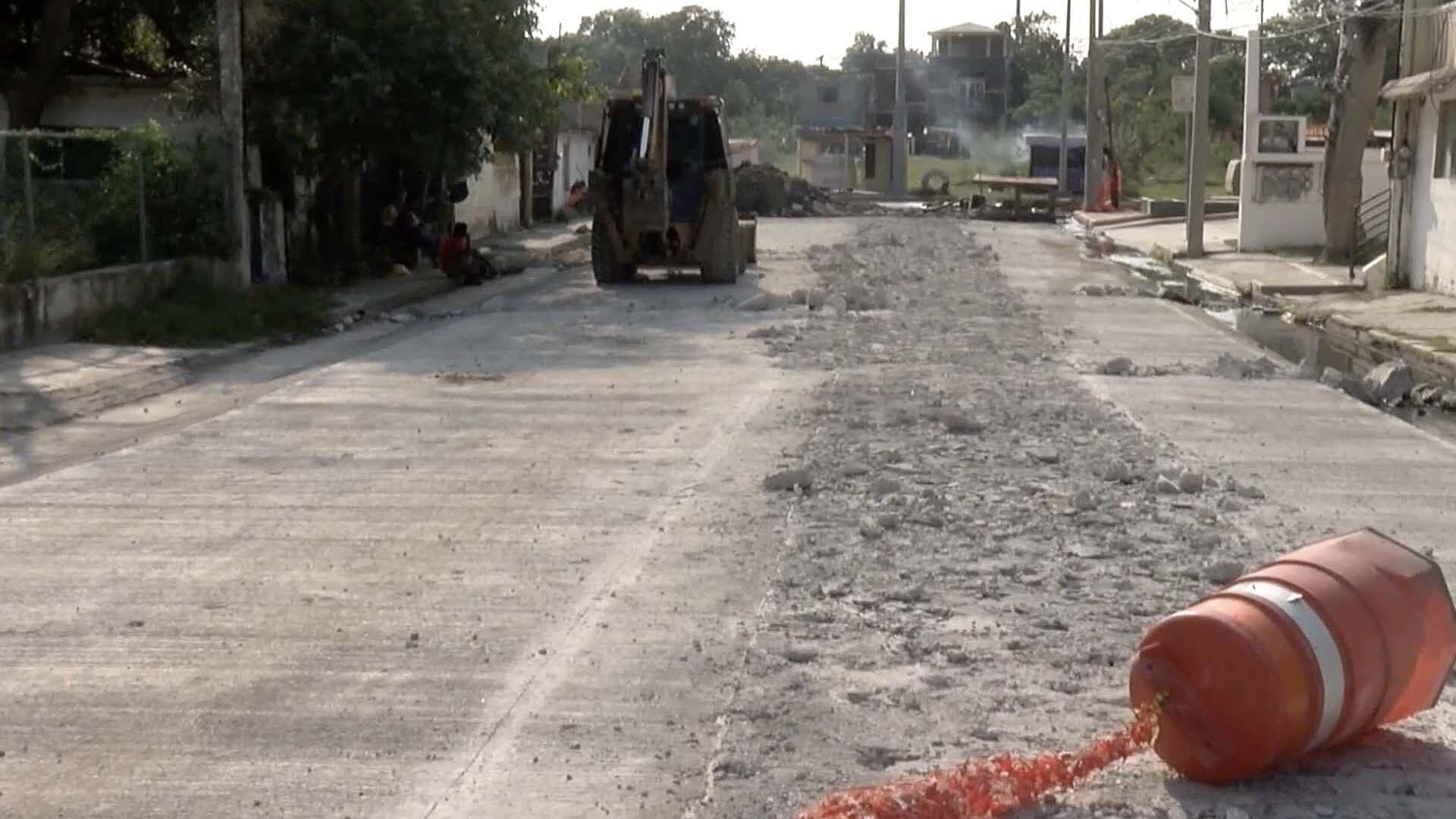 Vecinos Denuncian la Ruptura de Calle Recién Pavimentada en Madero