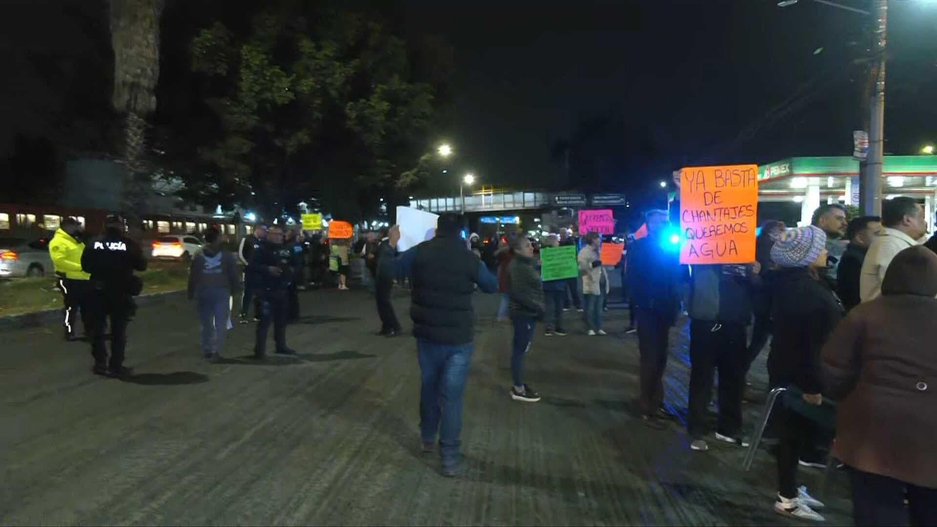 Vecinos de Siete Colonias de Neza Bloquean Avenida Central, Edomex Hoy, por Falta de Agua