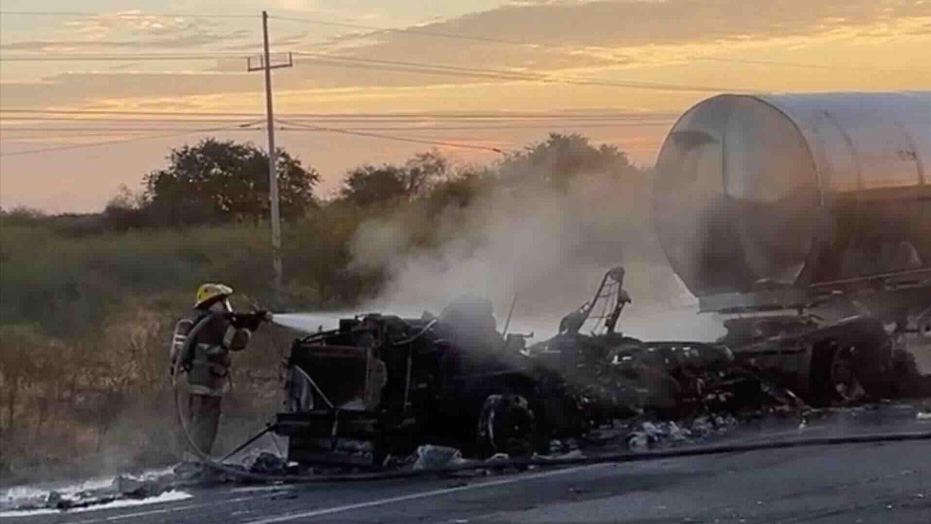 Se Incendia Pipa con Formol en Carretera Internacional México 15 en Guasave, Sinaloa