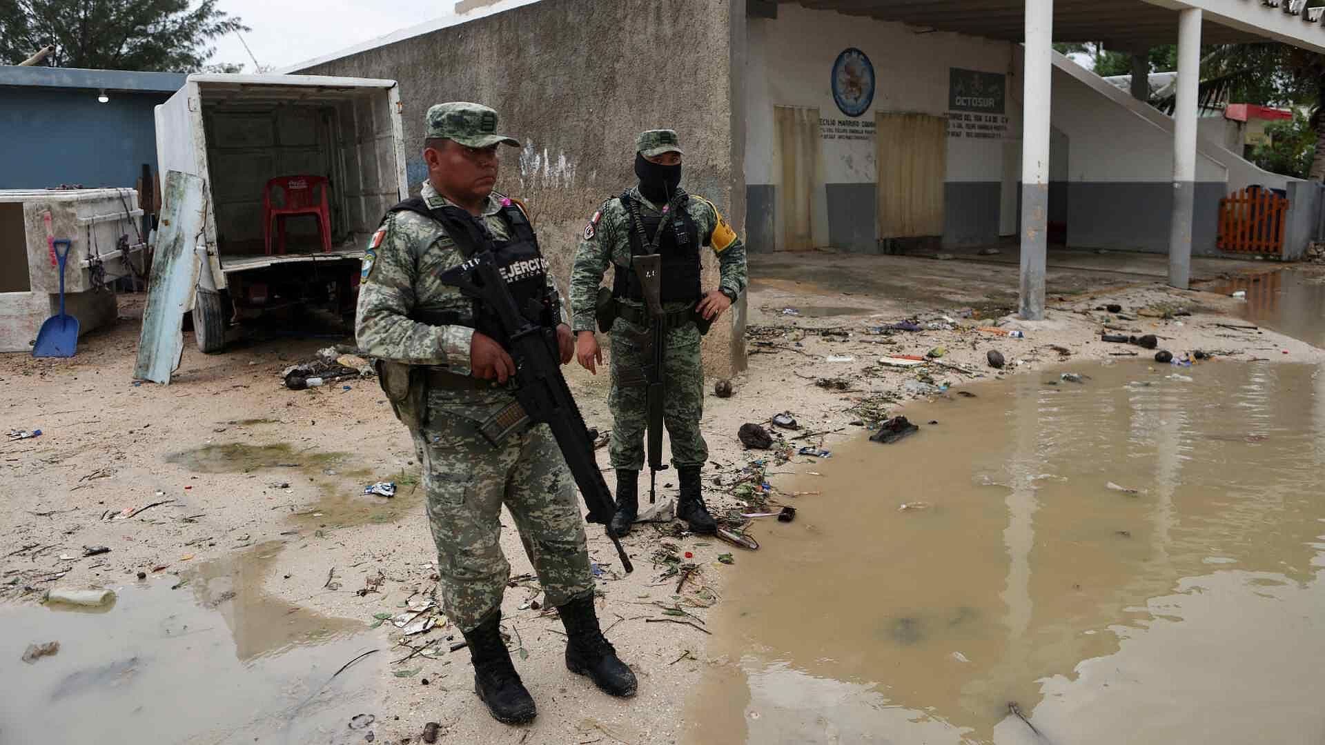 Fuerzas Federales Realizan Labores de Apoyo a Población Afectada por 'Milton', en Celestún