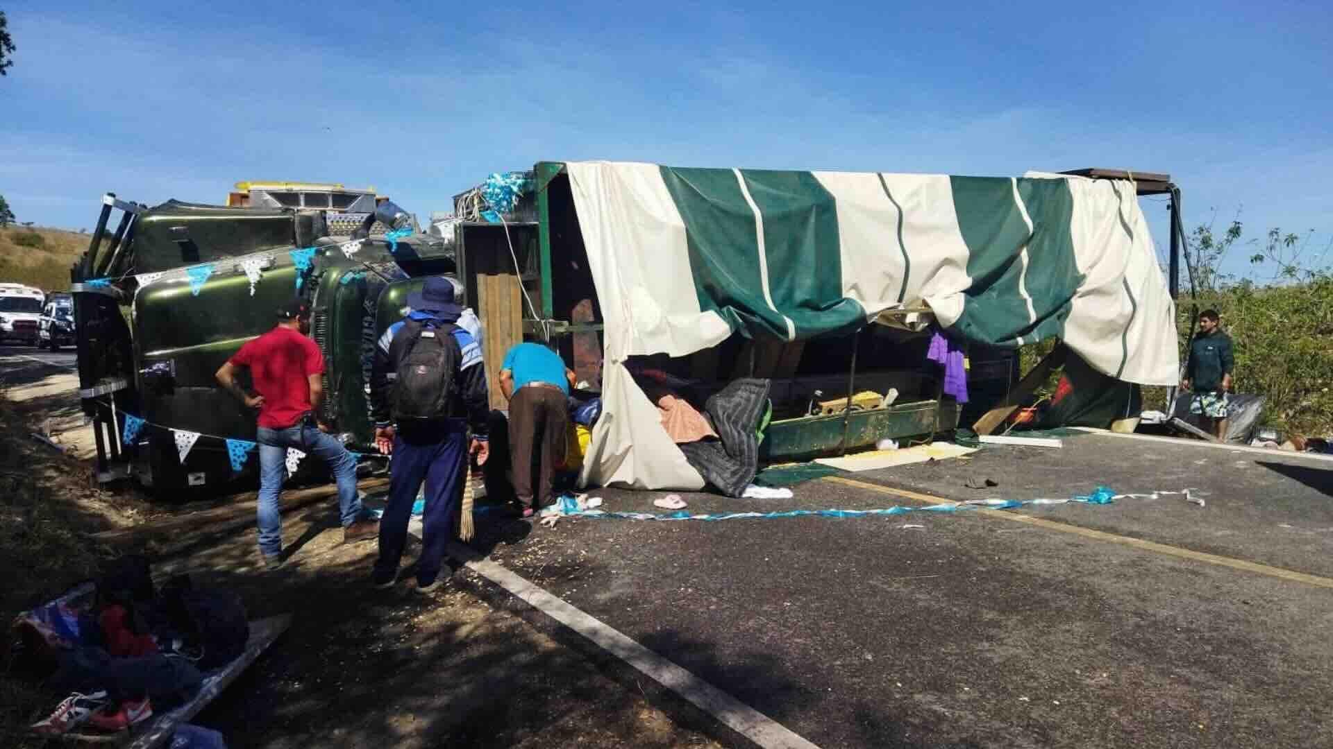 Tráiler que Transportaba Peregrinos Vuelca en San Pablo Huitzo, Oaxaca