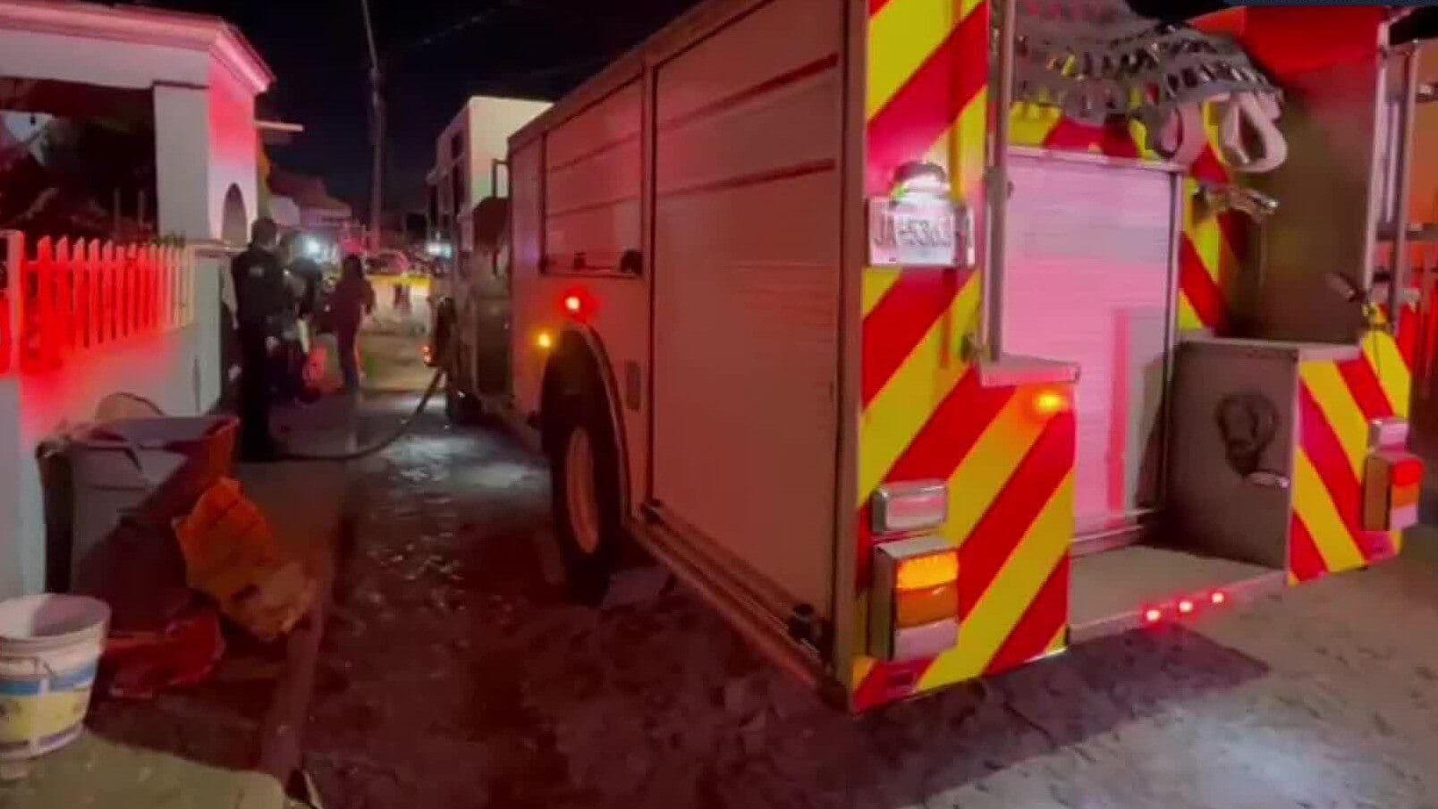 Vecinos Rescatan a Tres Personas Durante Incendio en Jardines de Nuevo México
