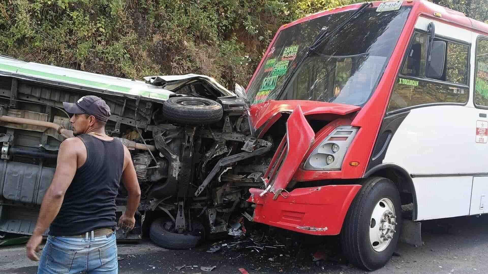 Choque en Ocuilan Deja al Menos 20 Heridos tras Impacto entre Autobús y Urvan