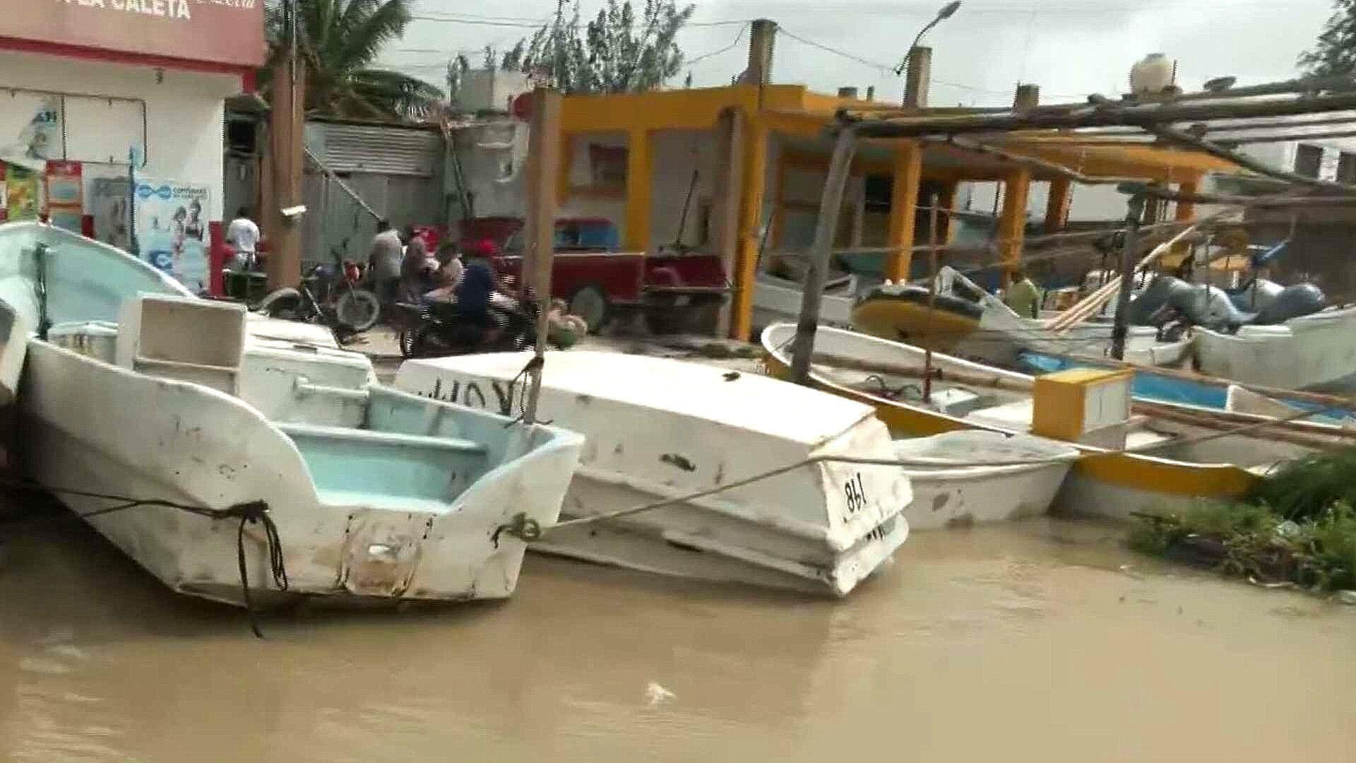 Fuerza de Huracán Milton Arrincona Embarcaciones en Puerto Abrigo, en Celestún