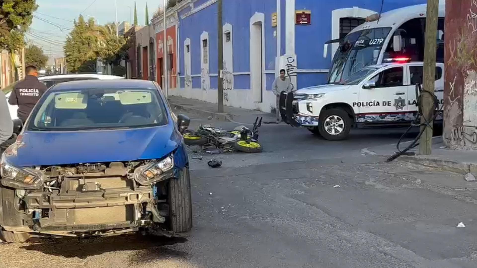 Chocó Motociclista contra un Auto y Salió Proyectado en Puebla