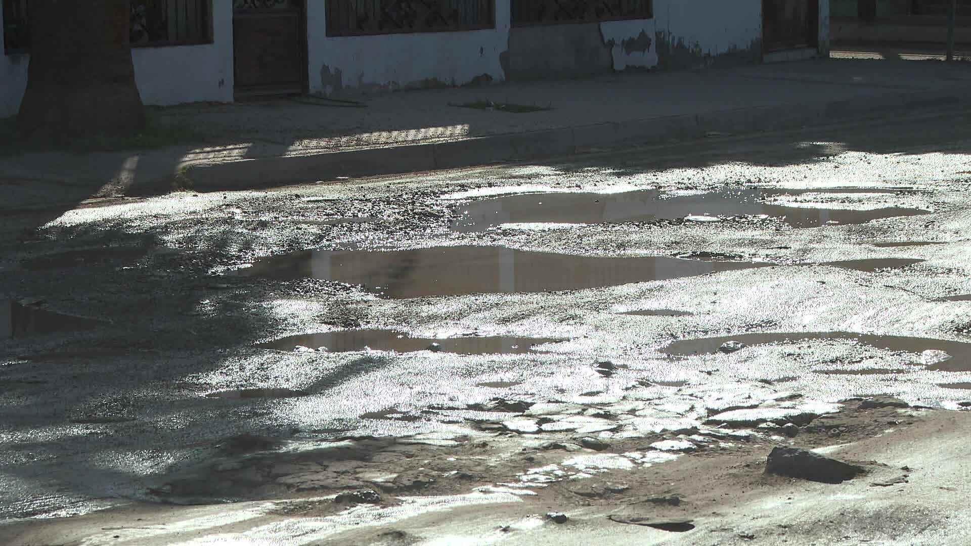 Vecinos Temen Creación de Socavón por Fugas de Agua en Colonia Insurgentes