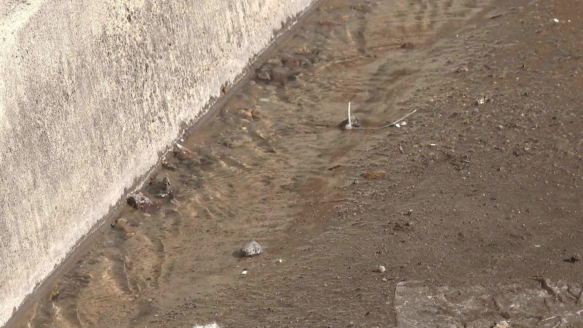 Fuga de Agua Potable en Colonia Lomas de Madrid, en Hermosillo