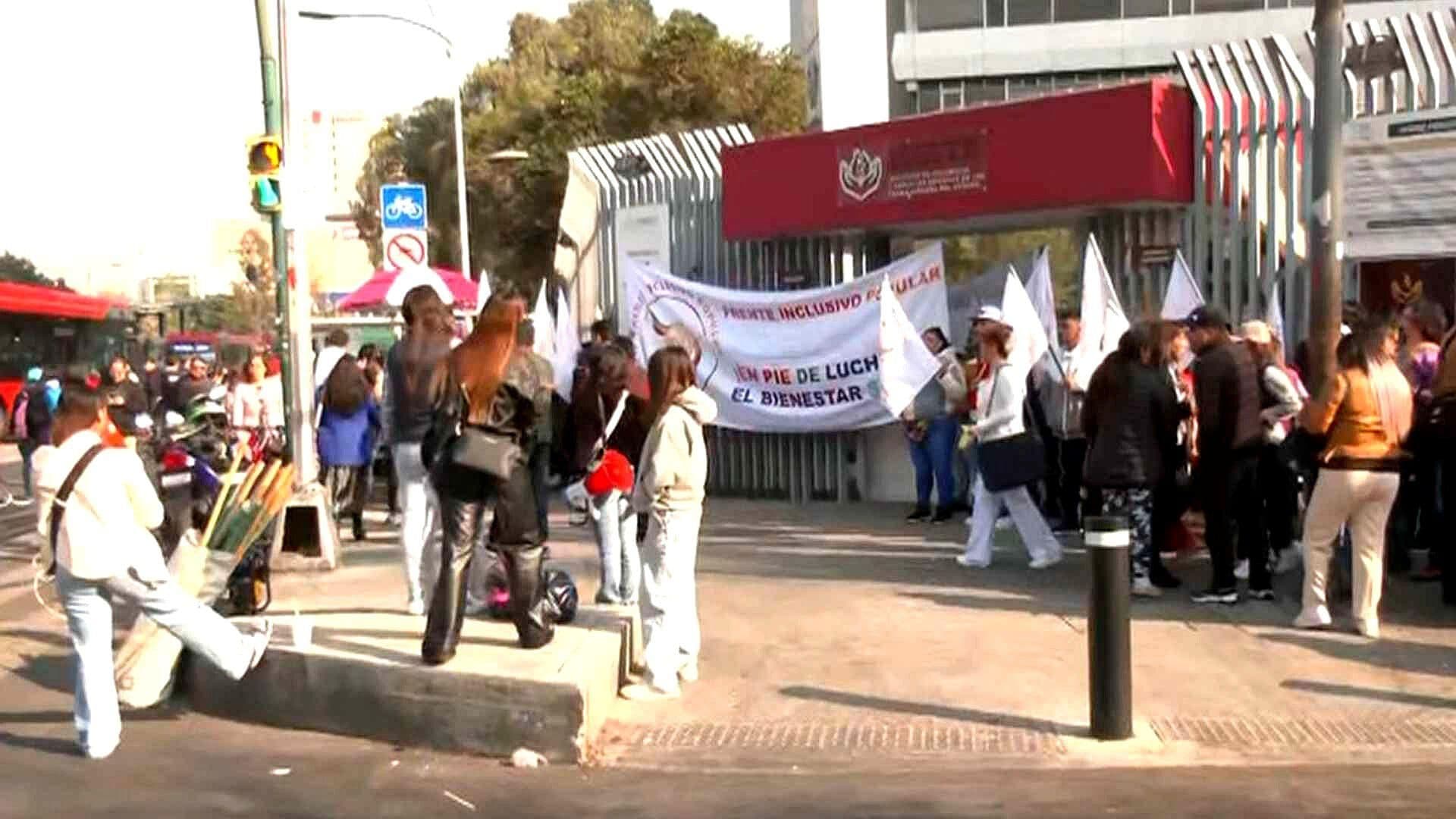 Trabajadores Toman Accesos del ISSSTE Buenavista, CDMX