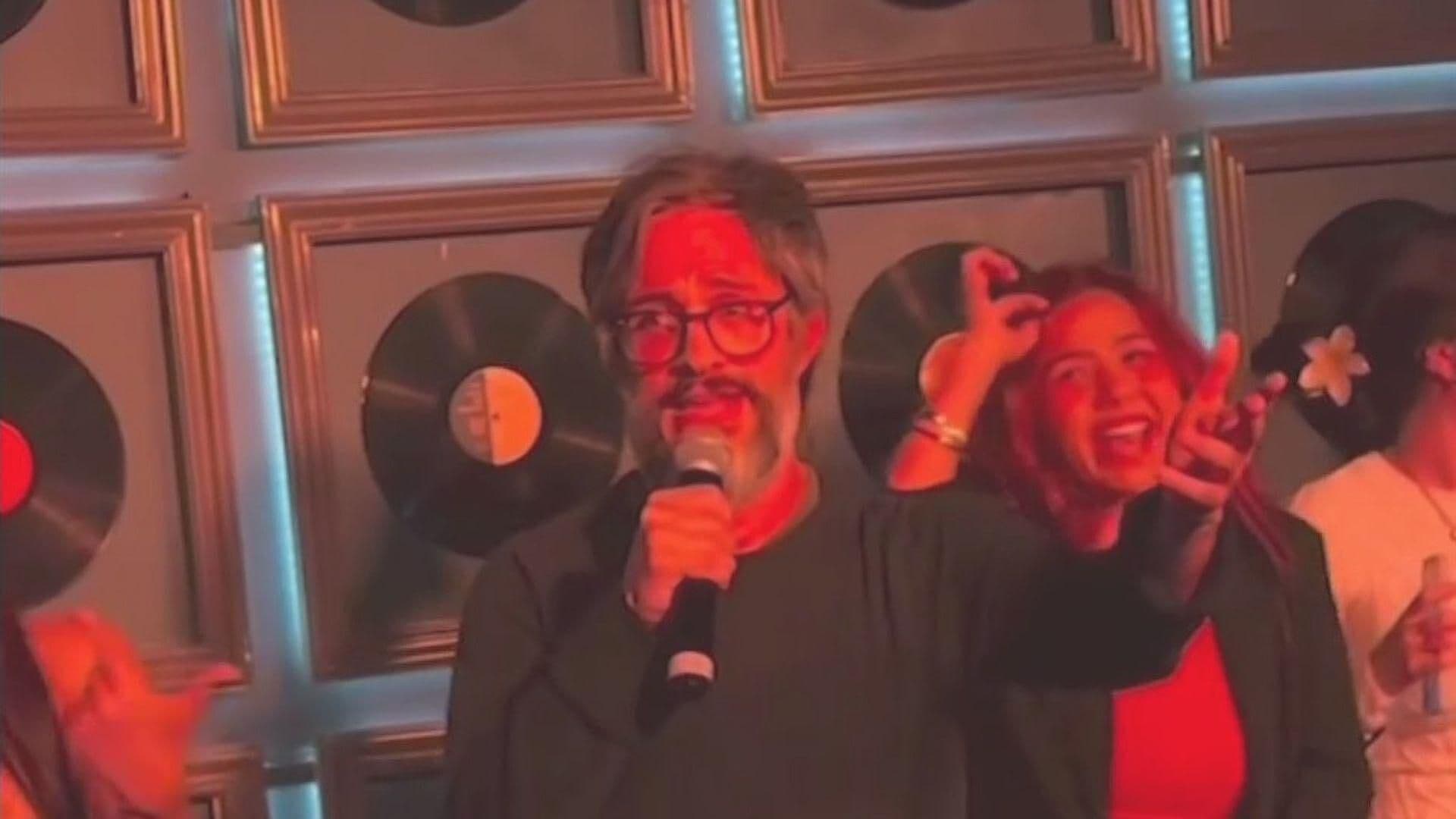 VIDEO: Gael García Sorprende Al Llegar a Cantar de Imprevisto a Karaoke en CDMX