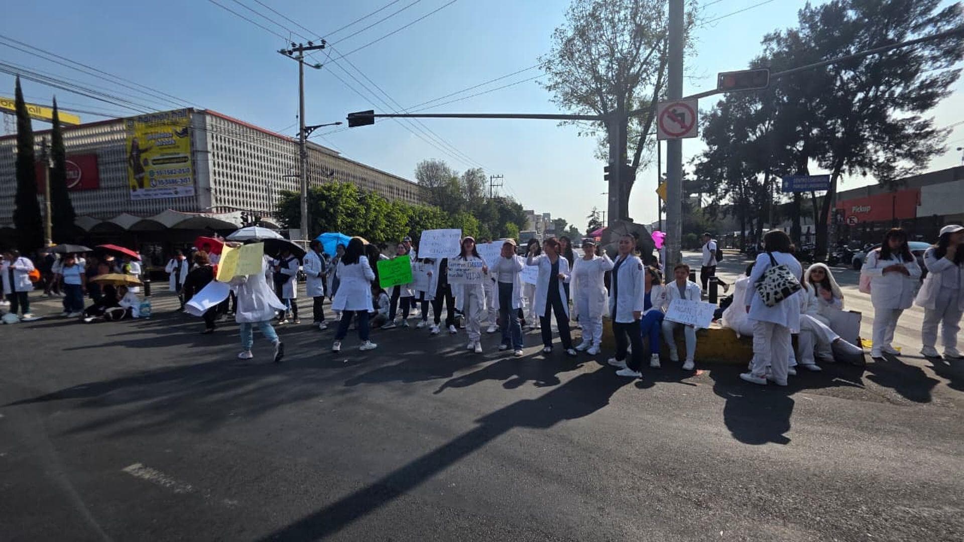 Bloqueo en Montevideo, CDMX: Estudiantes de Medicina Protestan por Falla en Pago de Becas