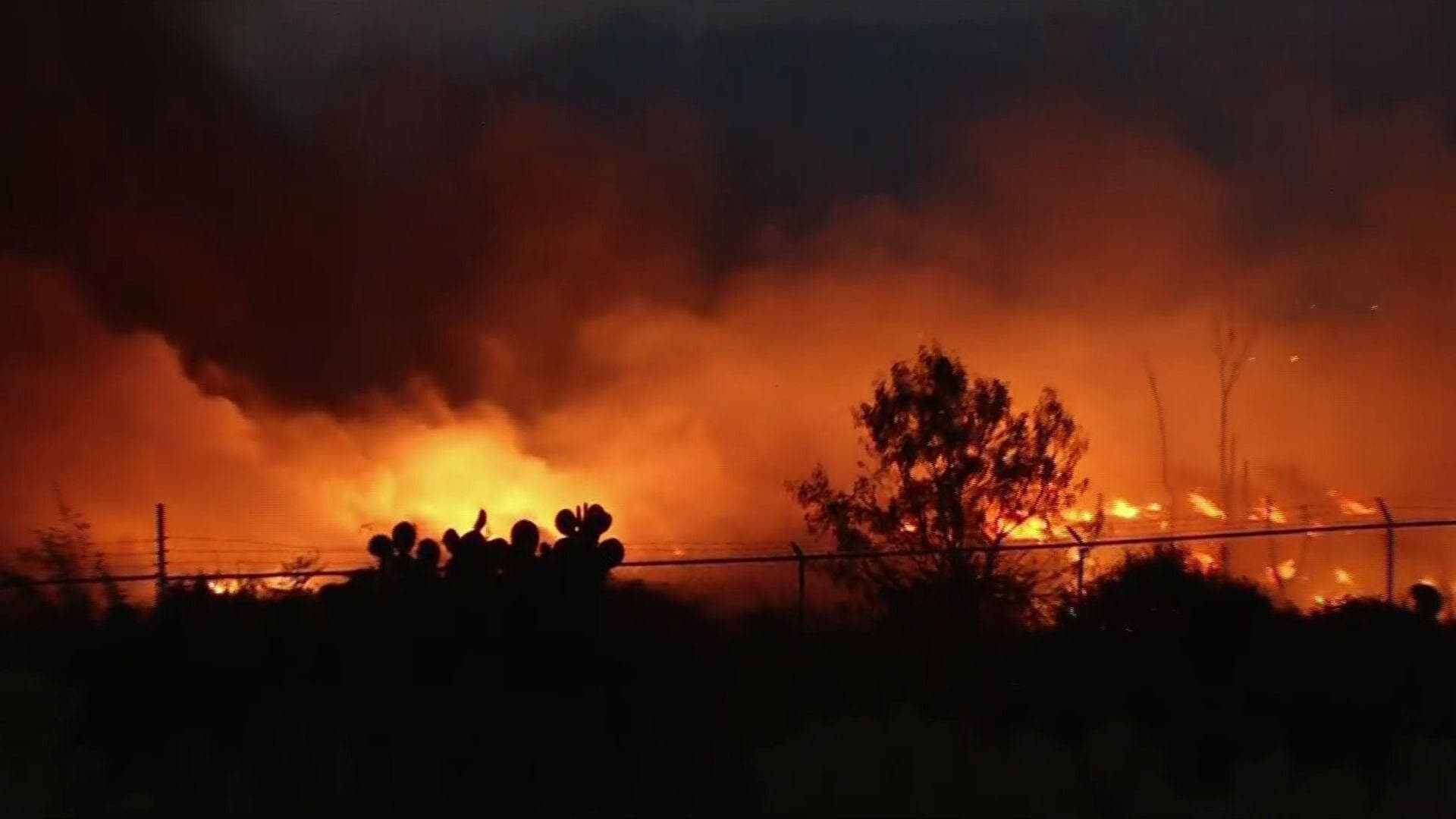 VIDEO: Así Luce Hoy Fuerte Incendio en Bodega de Mineral de la Reforma, en Hidalgo