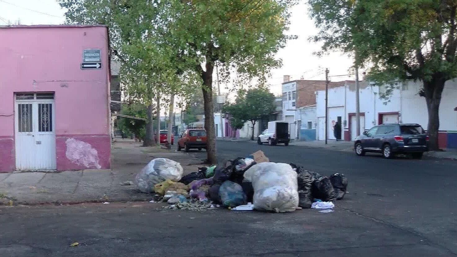 Vecinos de El Mirador, Guadalajara, Afirman que Camión de la Basura Tarda Hasta 10 Días en Pasar