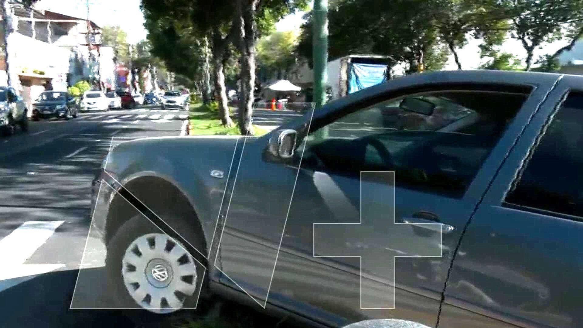 Conductor Pierde el Control de su Vehículo y se Sube a un Camellón, en ...