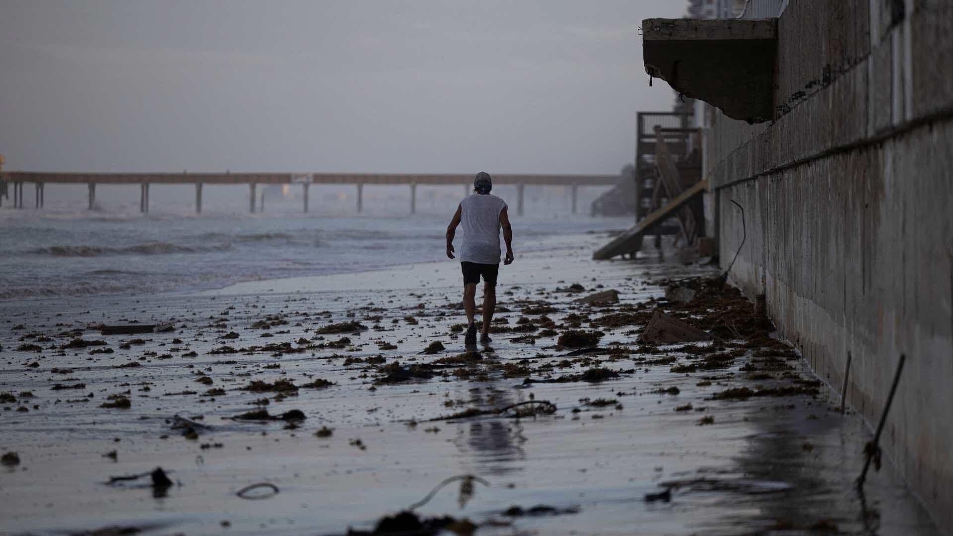 Mexicanos en Florida Duermen a la Intemperie por Miedo a Ser Deportados por 'Milton'