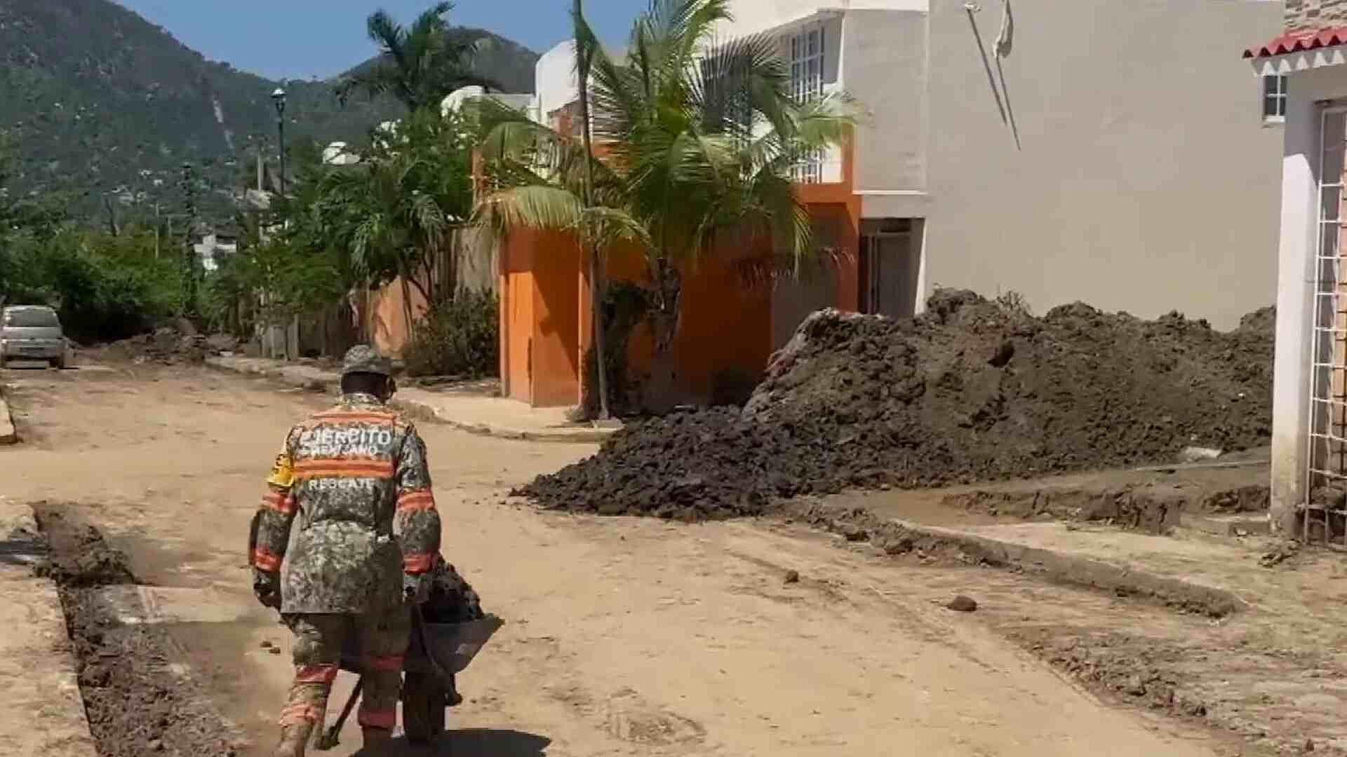 Cientos de Viviendas de Acapulco Siguen con Lodo que Ingresó por 'John'