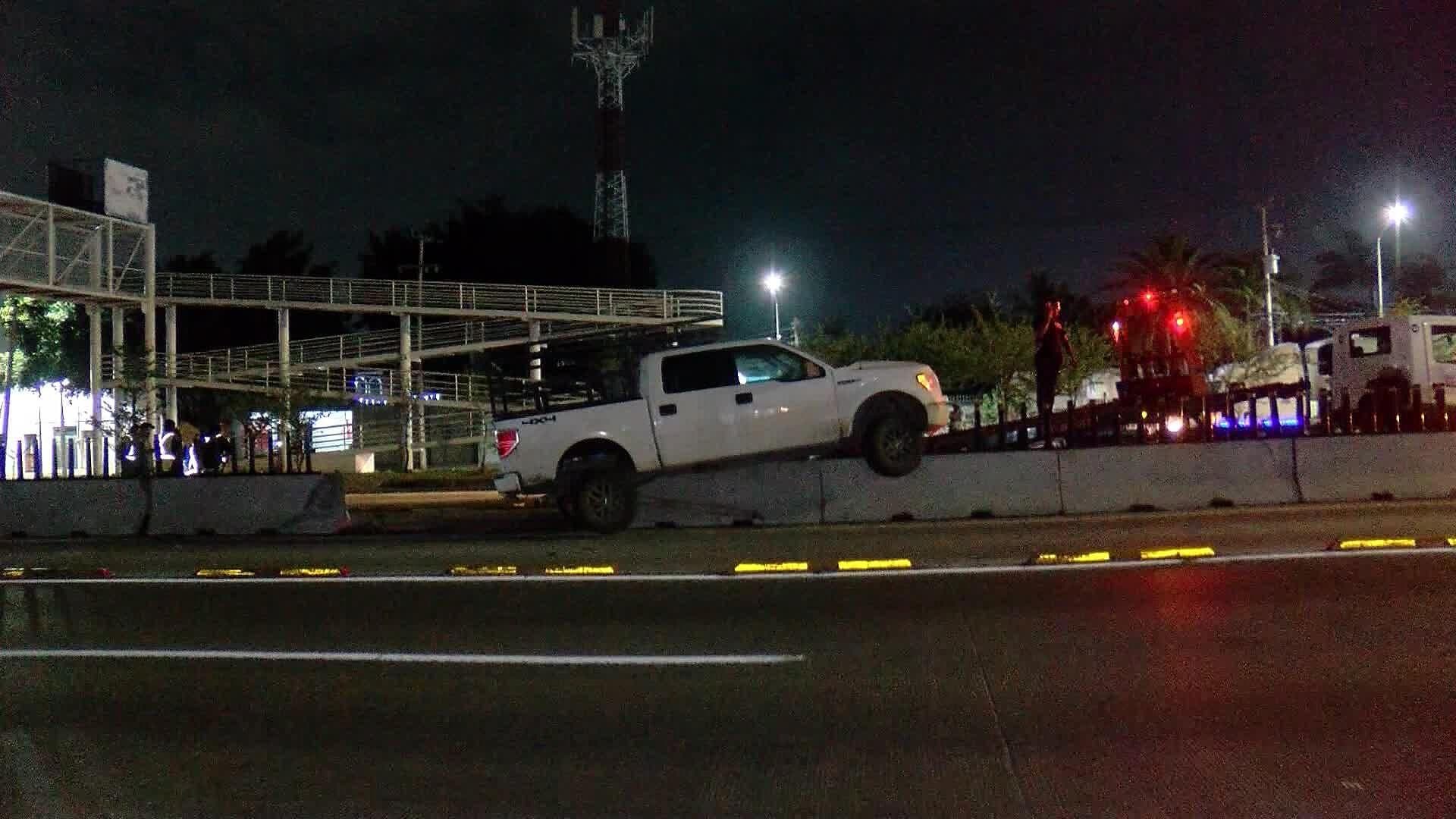 Camioneta Termina Sobre Muro de Contención de Mi Macro Periférico en Zapopan