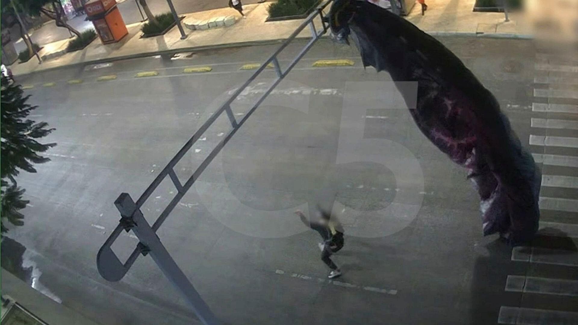 VIDEO: Estadounidense Se Atora con Paracaídas en Semáforo de Balderas en CDMX