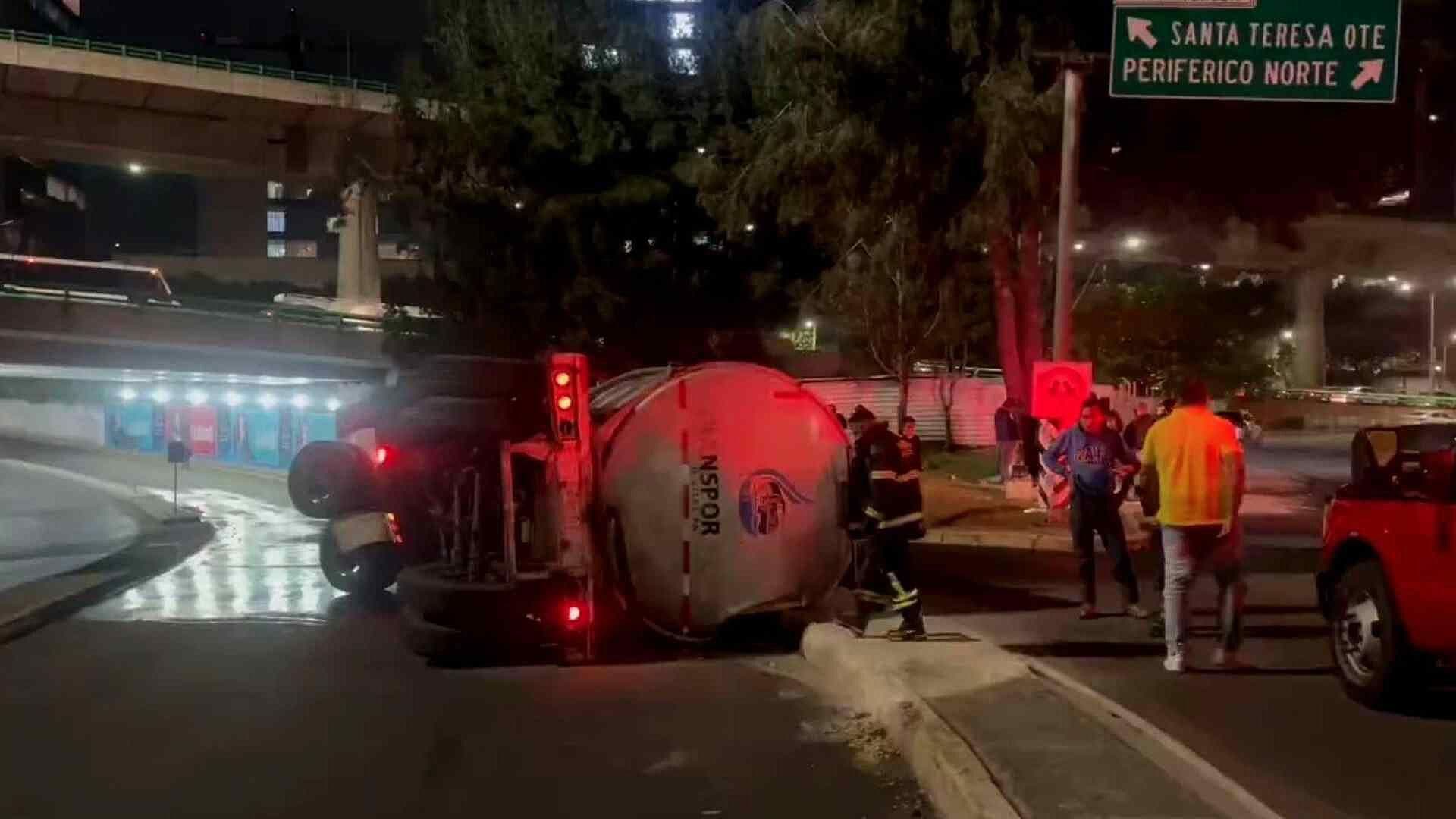 Se Registra Volcadura de Pipa de Agua en Periférico Sur y Santa Teresa, CDMX