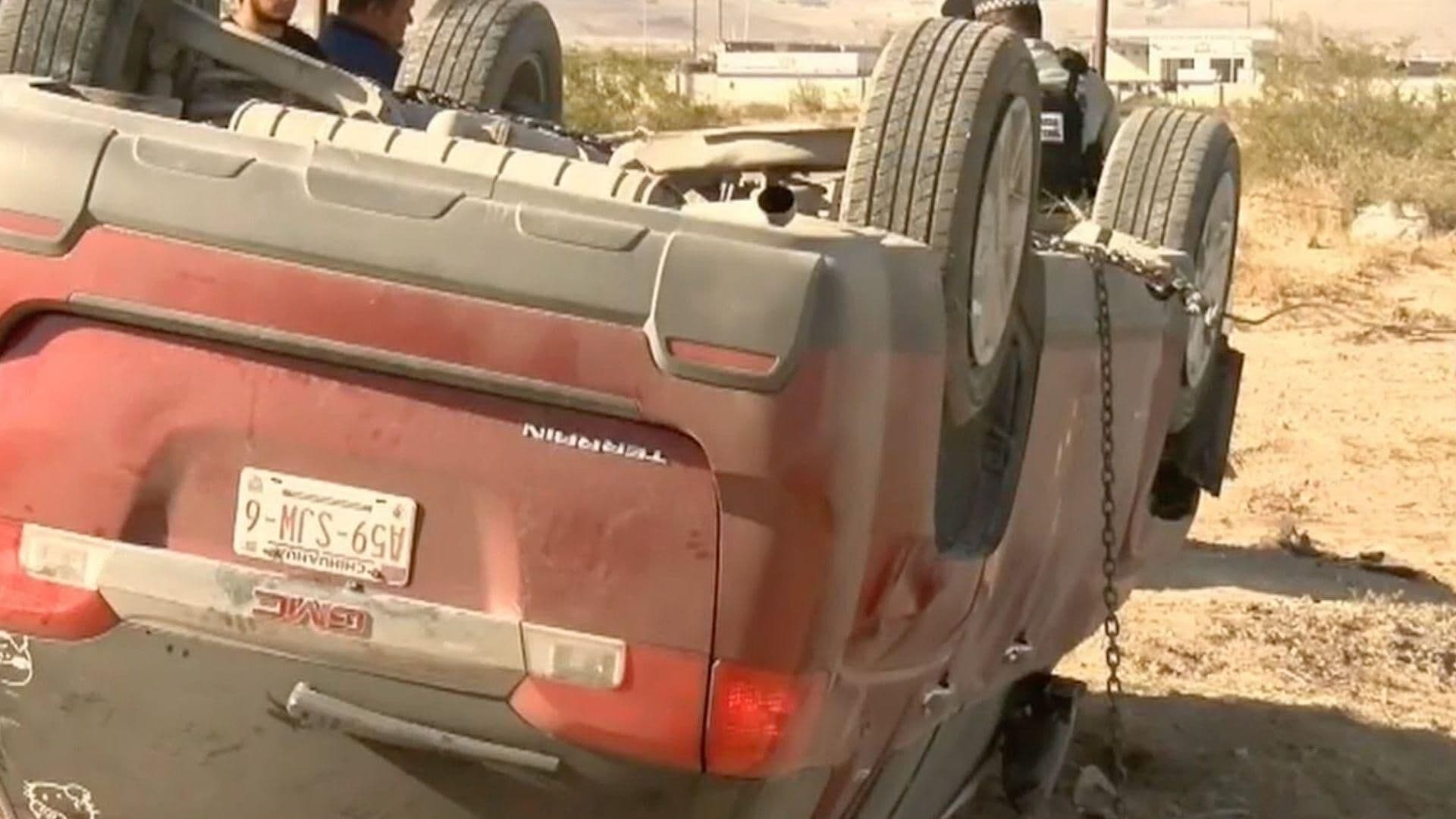Familia Vuelca en su Camioneta en la Carretera Juárez a Samalayuca