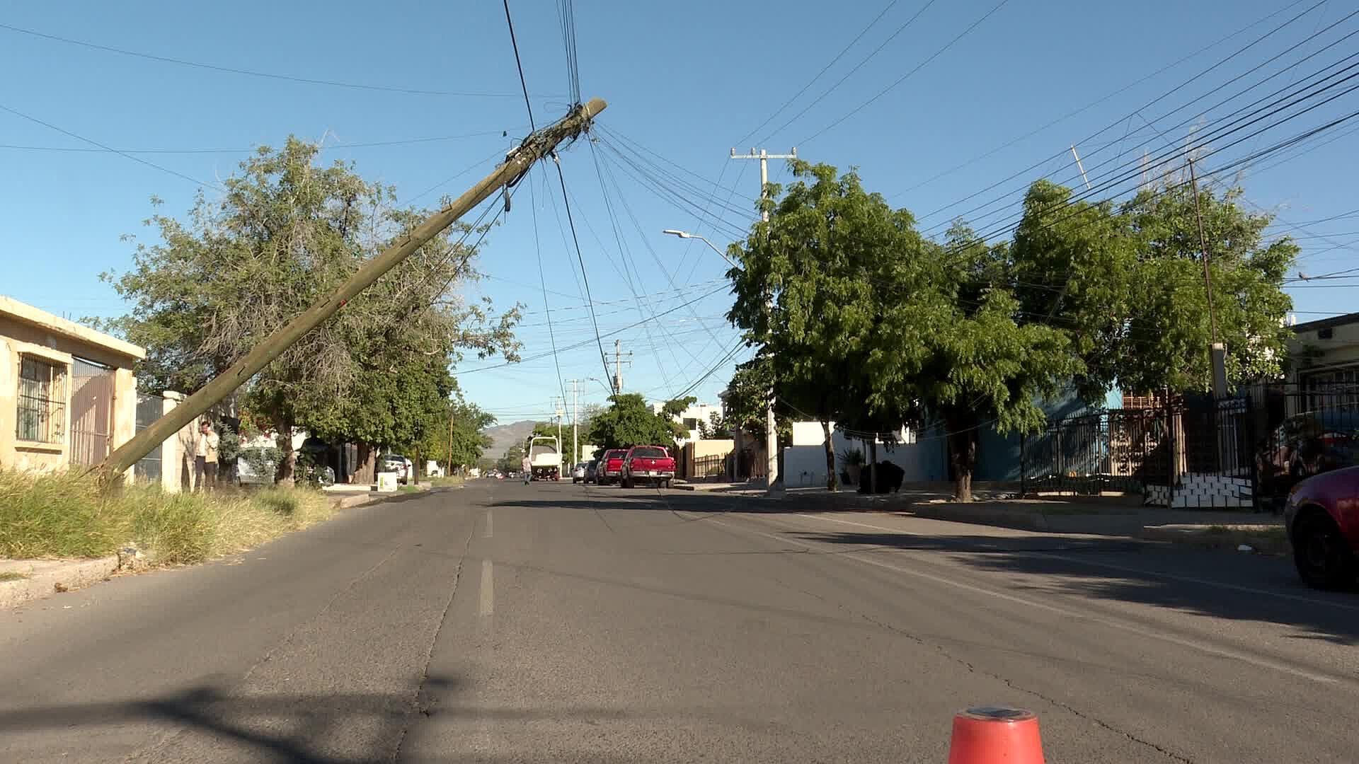 Camión Derriba Poste al Remolcar Embarcación en Colonia San Benito, en Hermosillo