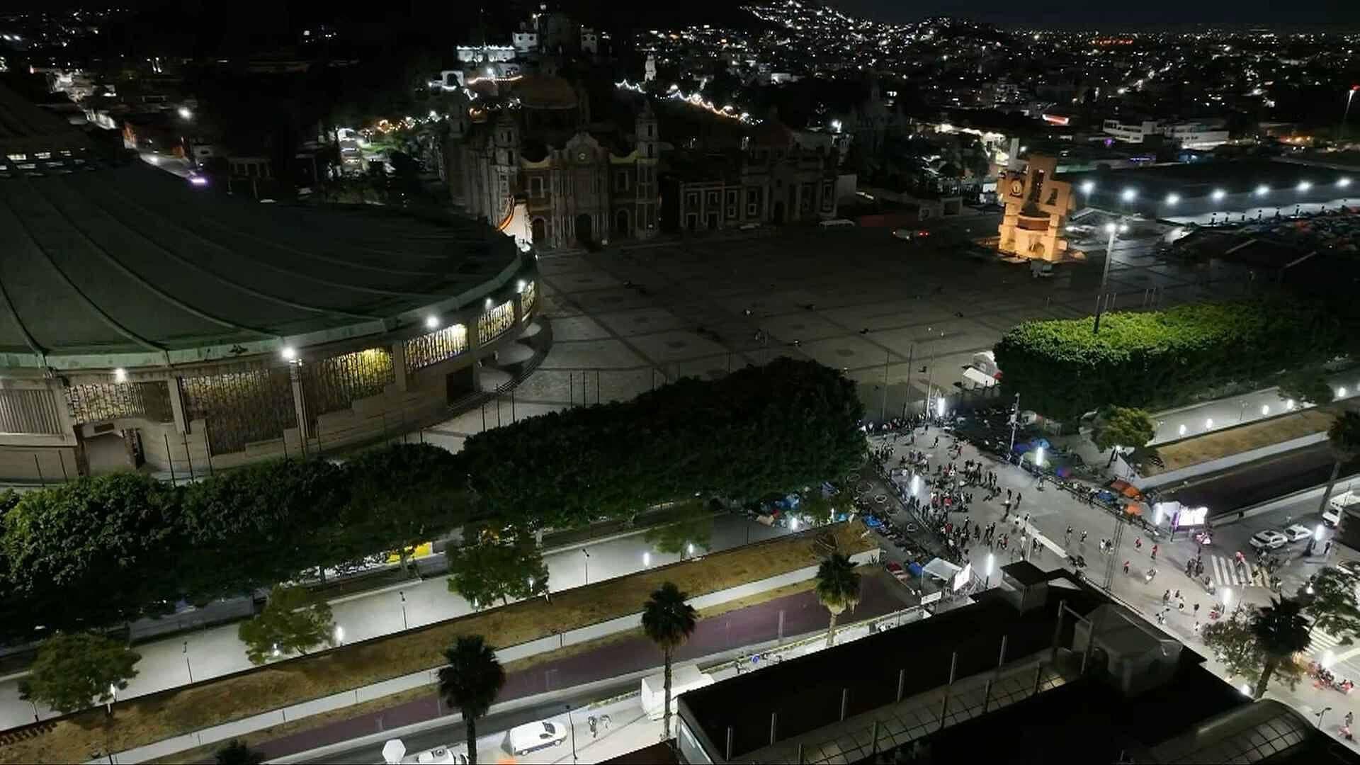 Miles Llegan a la Basílica para las Mañanitas a la Virgen; Denuncian Cobros Excesivos de Franeleros