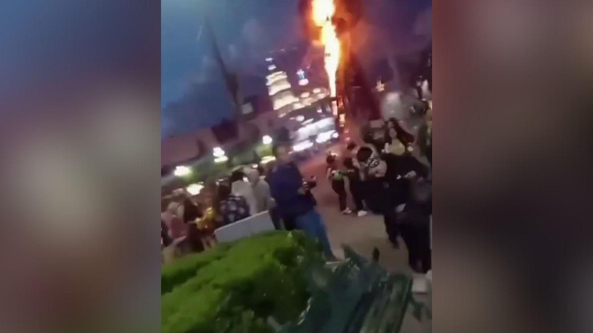Se Incendia Árbol de Navidad en Zitácuaro, Michoacán