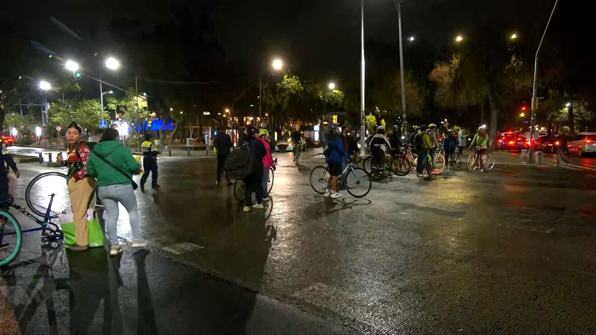 VIDEO: En Plena Llegada de Peregrinos a CDMX, Ciclistas Bloquean Insurgentes Norte