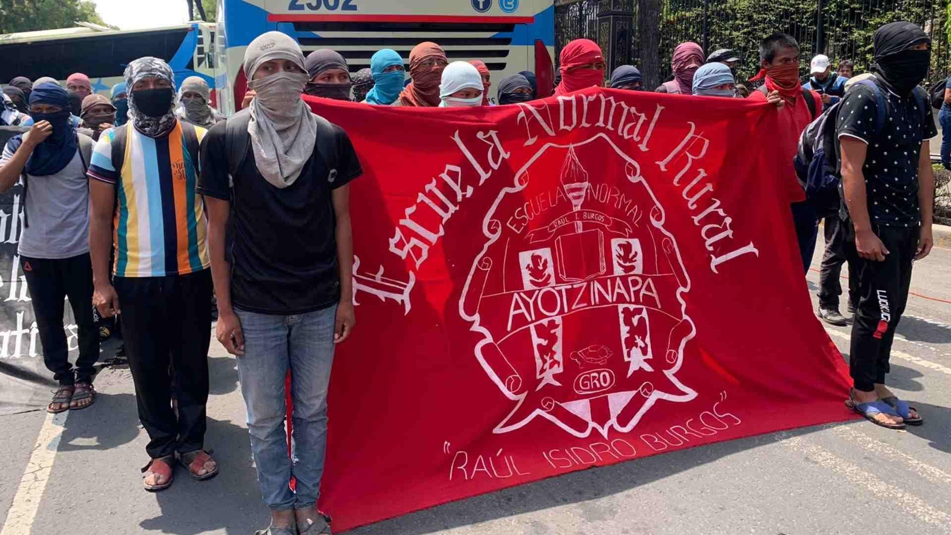 Normalistas Protestan en la Segob a Casi 10 Años del Caso Ayotzinapa