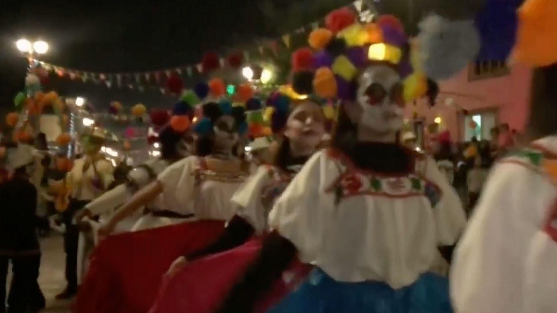 Así se Vivió el Día de Muertos en Creel; Catrinas Llenaron de Vida las Calles