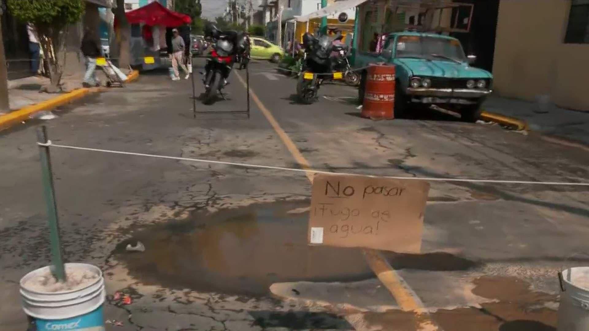 Cierran Calles 311 y 316 por Fuga de Agua que Podría Provocar Socavón en la Nueva Atzacoalco, CDMX