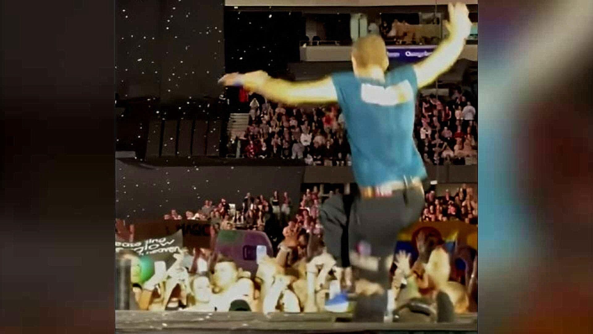 VIDEO: Chris Martin, Vocalista de Coldplay, Cae del Escenario en Australia