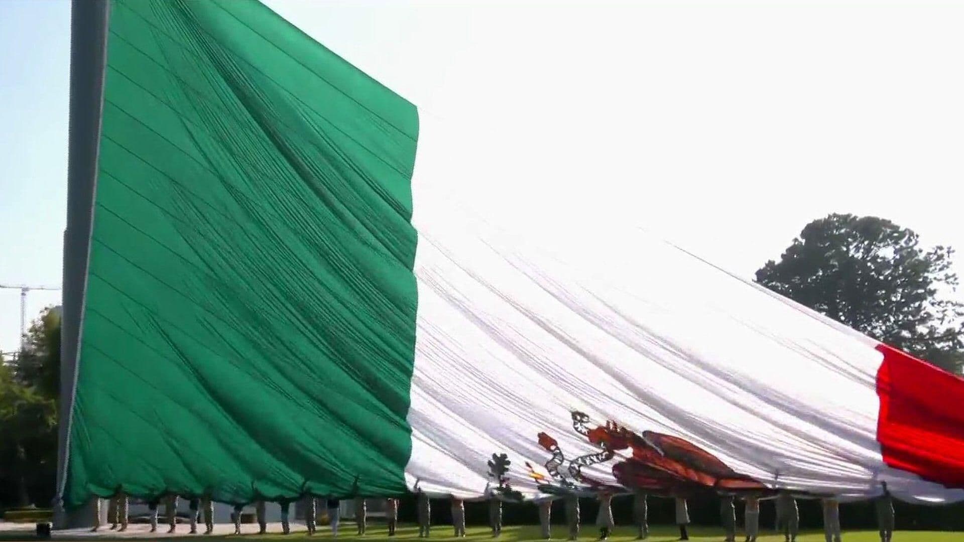 Realizan Izamiento de Bandera Monumental en el Campo Marte