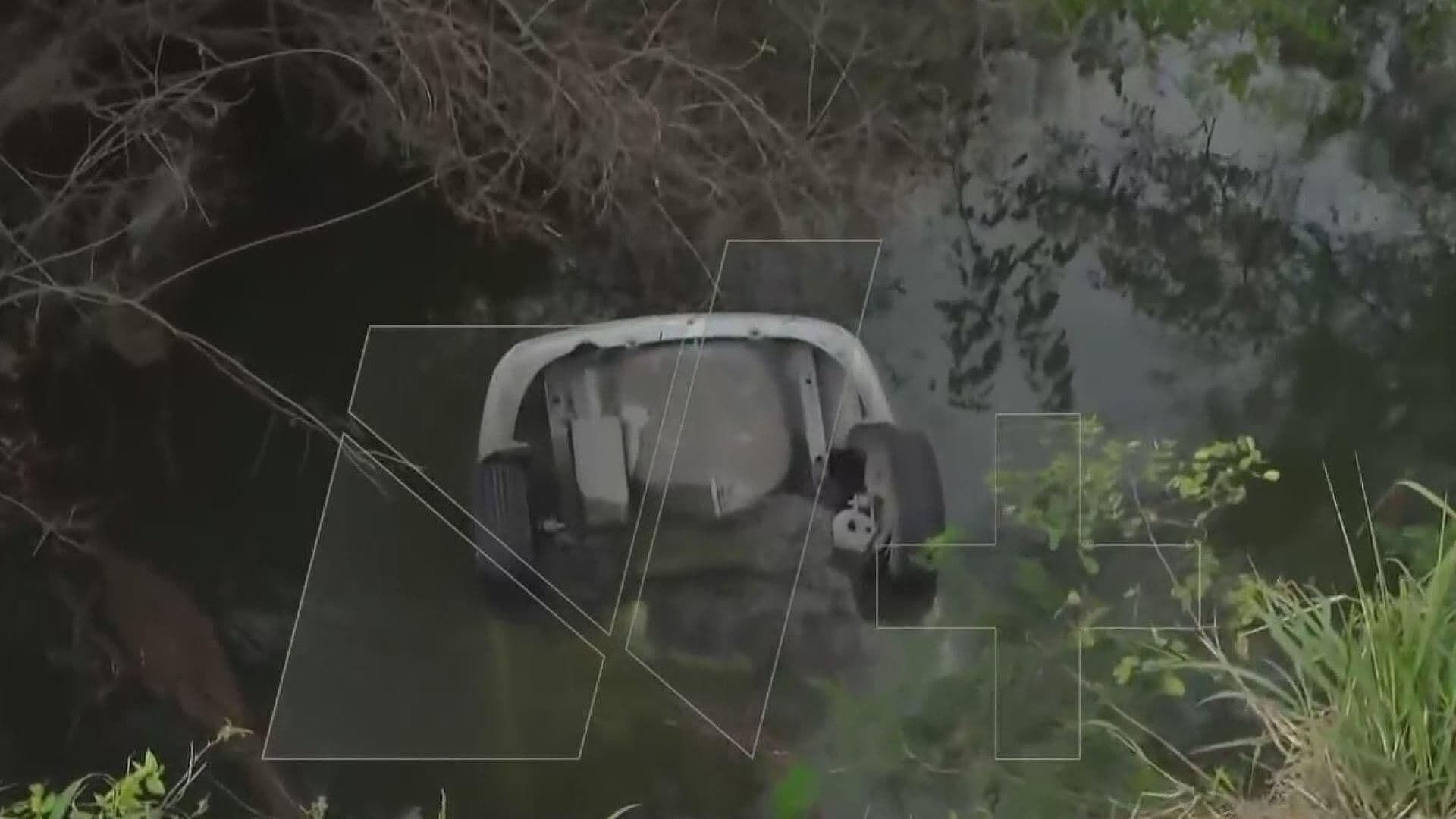 Cae Auto a Presa La Boca Sale Conductor por Quemacocos en Santiago, NL