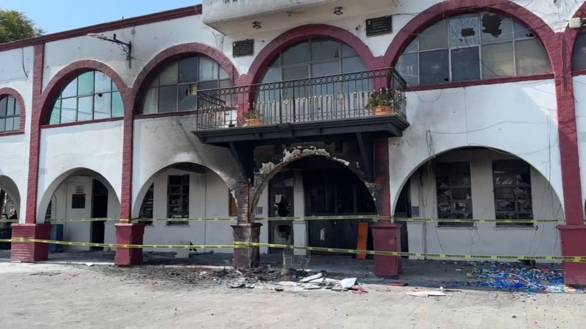 Habitantes Prenden Fuego al Acceso del Palacio Municipal de Nextlalpan en Edomex
