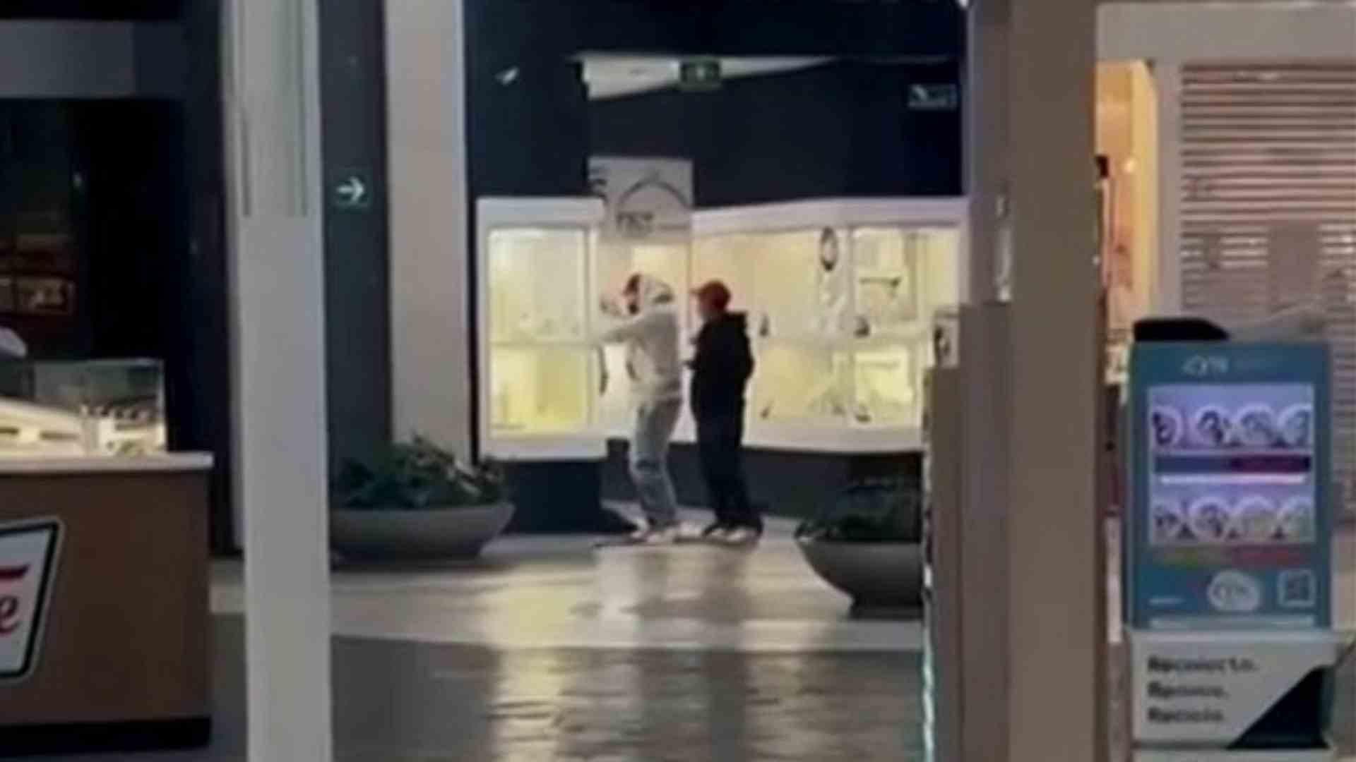 Con Mazos, Asaltan Joyería en Portal San Ángel, CDMX (VIDEO)