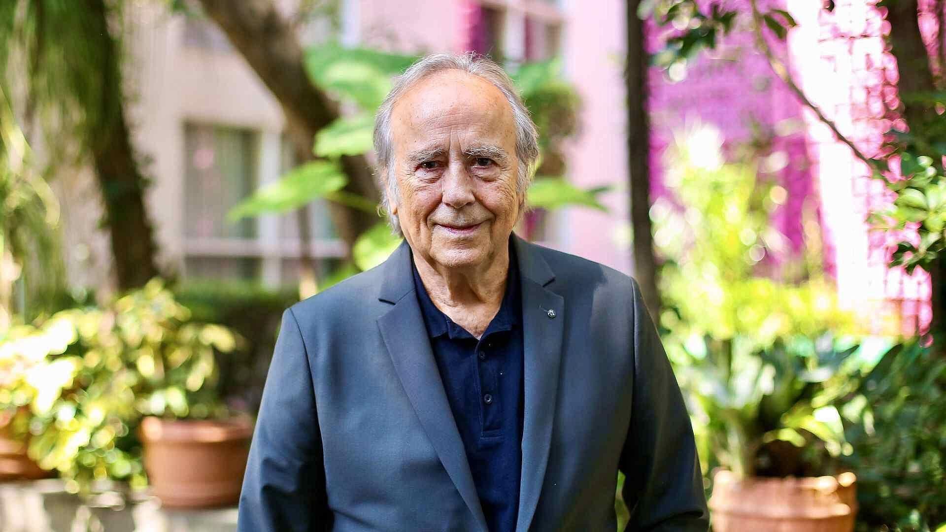 Joan Manuel Serrat Recibe Honoris Causa por sus Contribuciones a la Música y Literatura