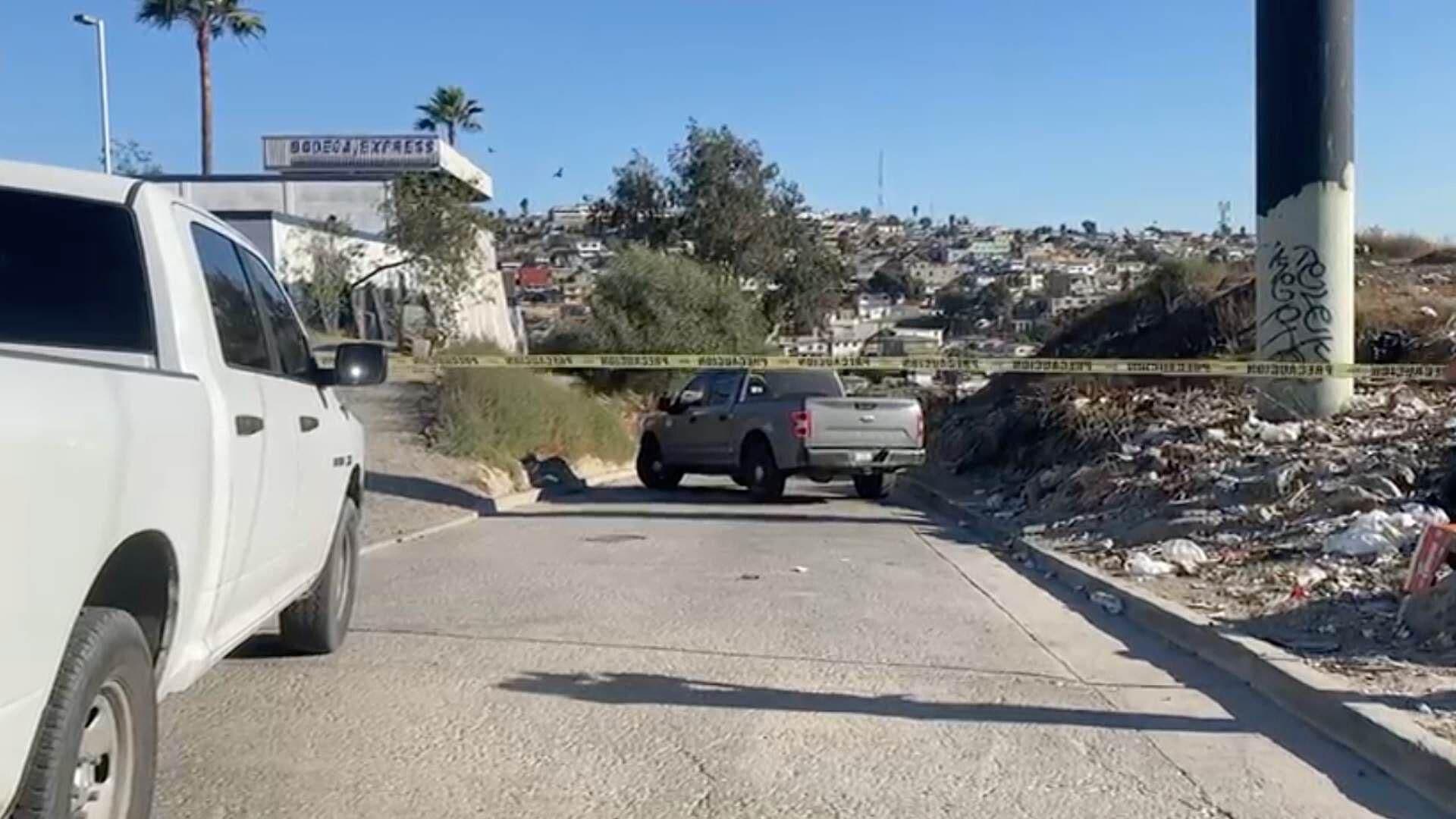 Dentro de Vehículo, Abandonan Cuerpo Encobijado en Colonia Libertad de Tijuana