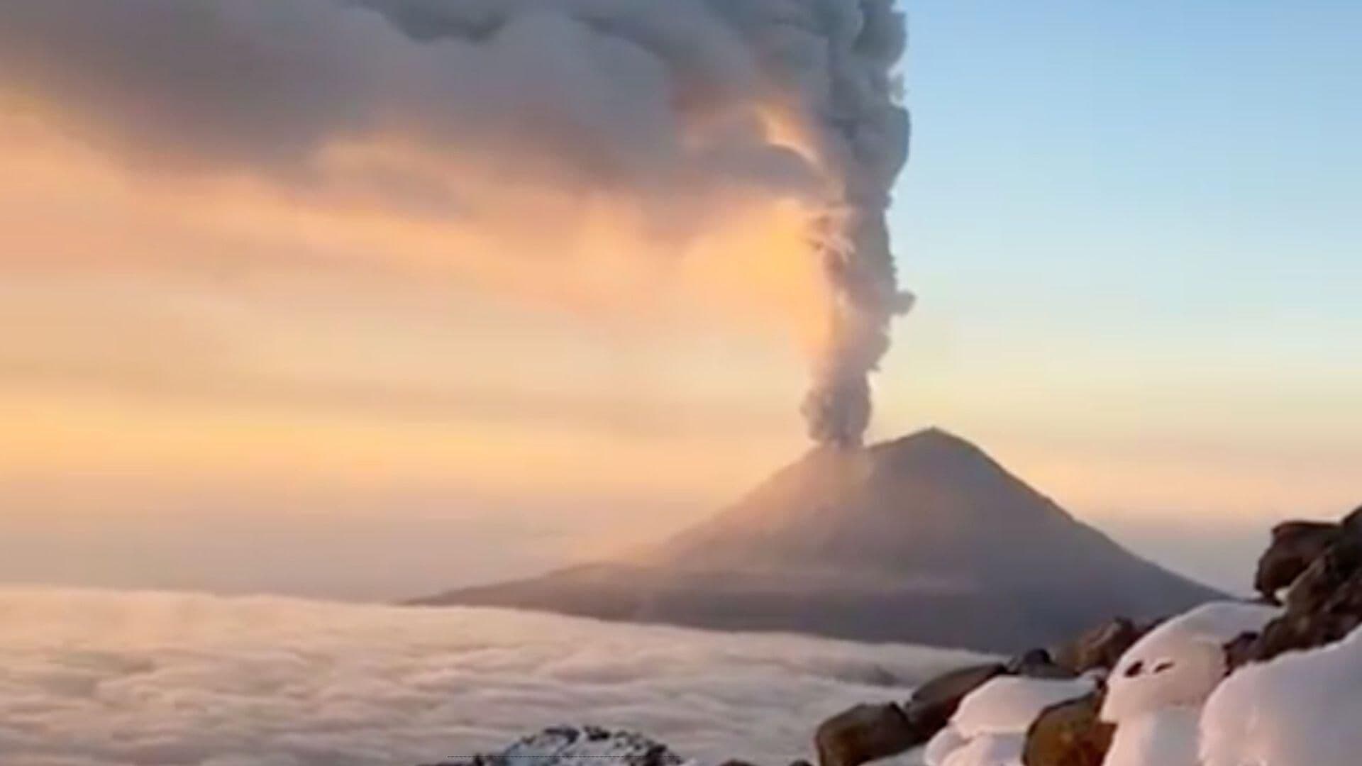 Paraíso en la Cima del Iztaccíhuatl con Vista al Popocatépetl
