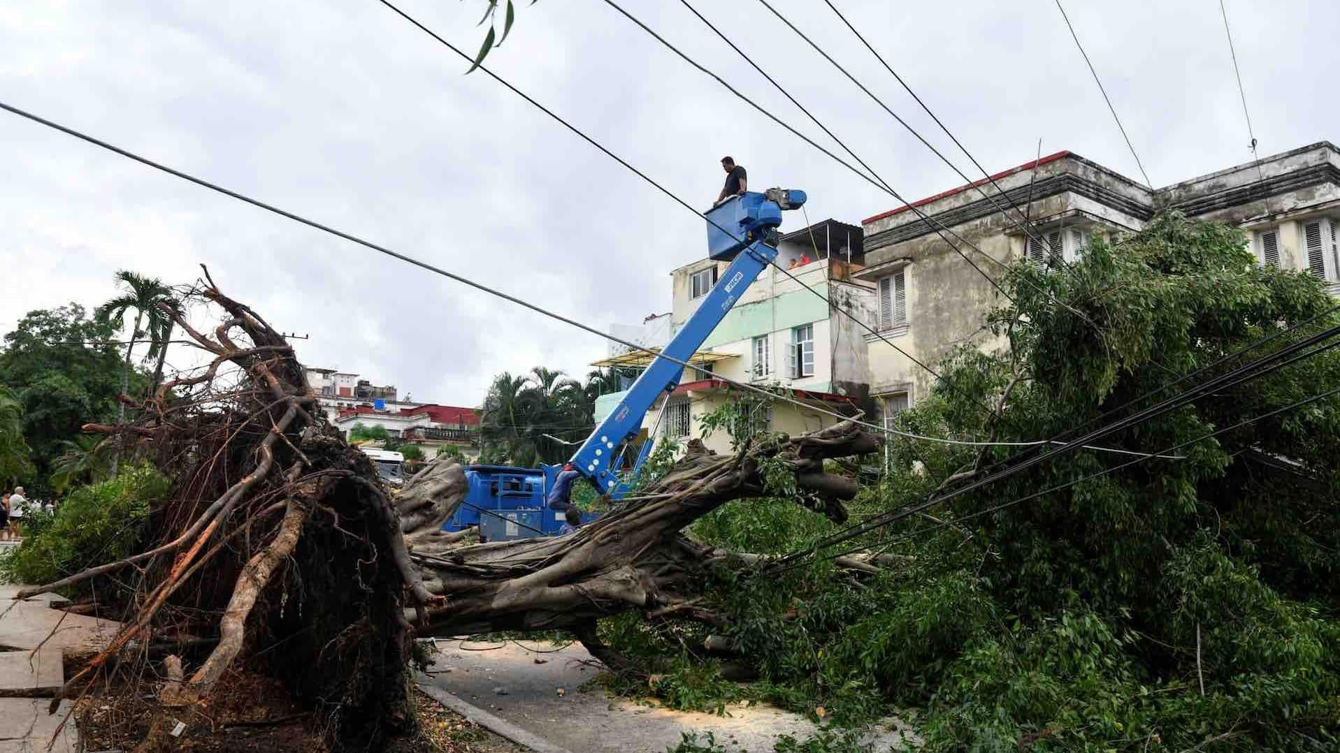 Electricidad Regresa Gradualmente a La Habana Tras Impacto de Rafael en Cuba