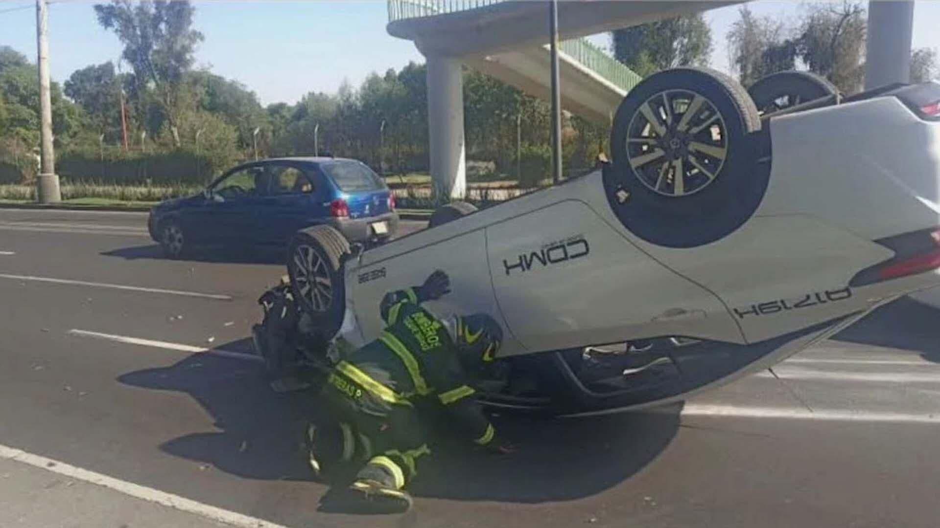 Taxi Vuelca en Carriles del Periférico Sur, en la Zona de Cuemanco, en la CDMX