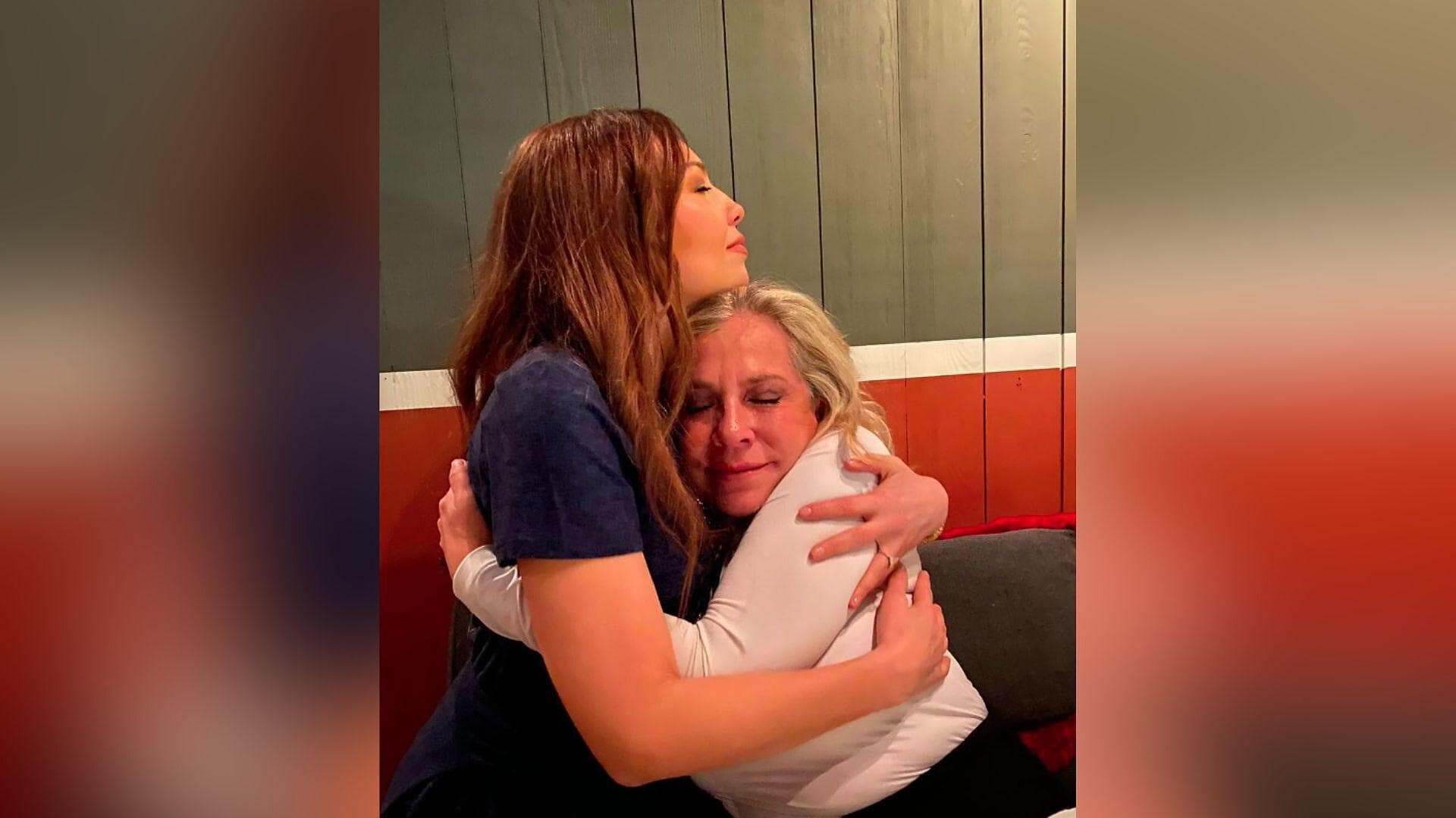 Video: Thalía y Camila Llegan al Panteón Francés Donde Permanecerán Restos de Ernestina Sodi
