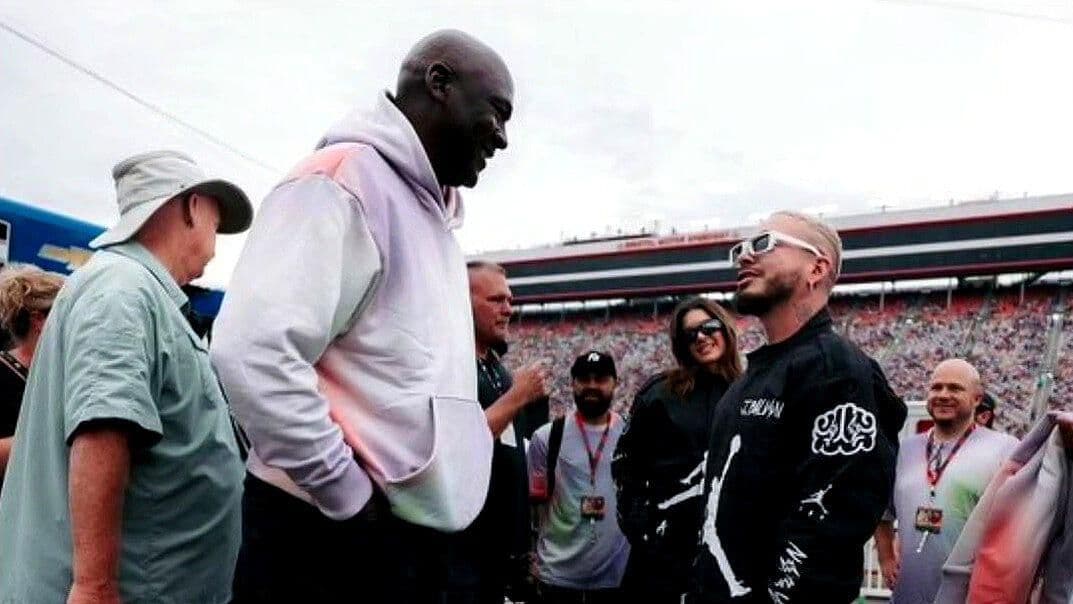 J Balvin y Michael Jordan se Abrazan durante Evento Deportivo