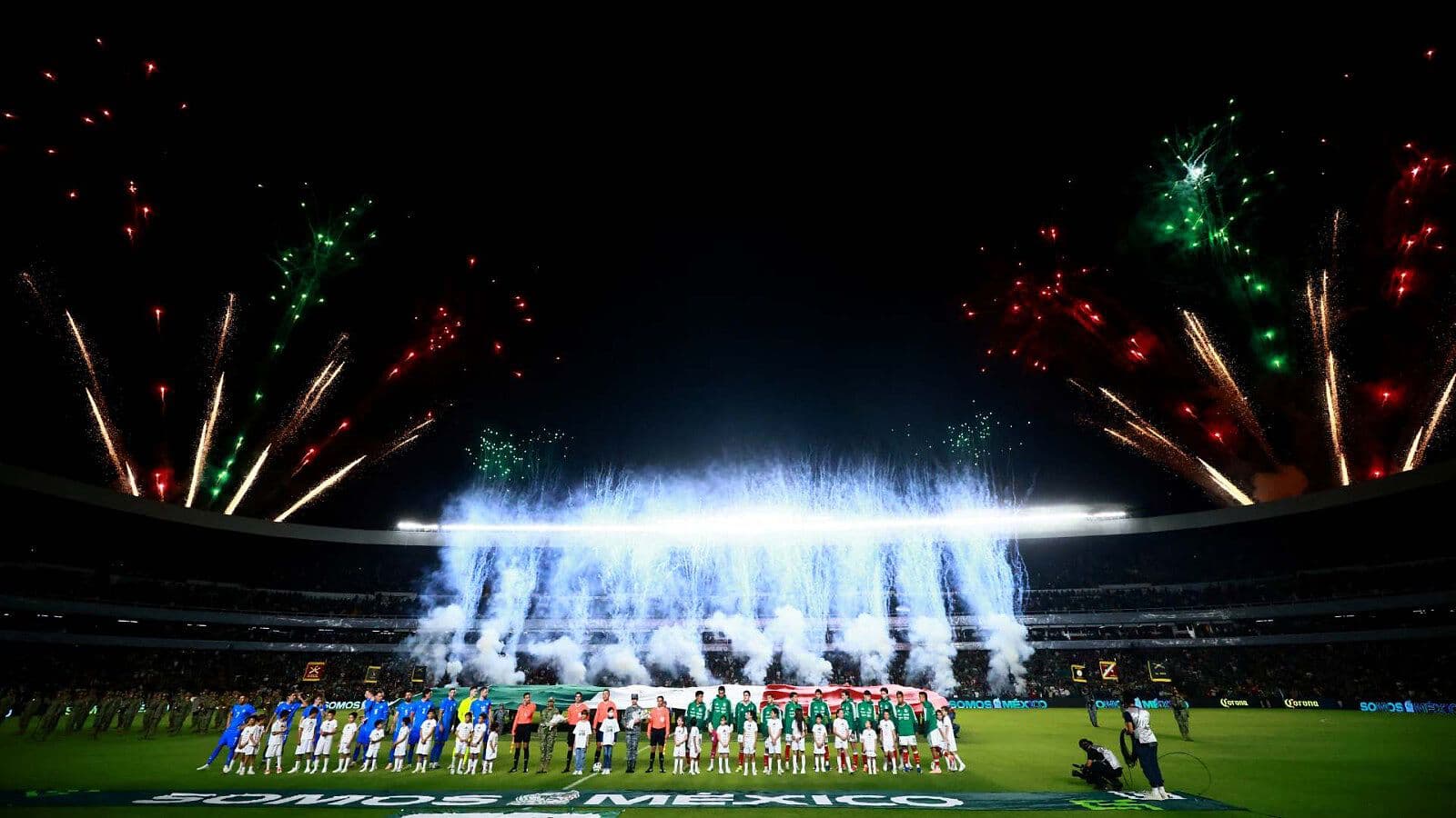 En el Partido México-Islandia, Rinden Homenaje a Elementos de las Fuerzas Armadas Muertos en Operativo contra "El Mencho"